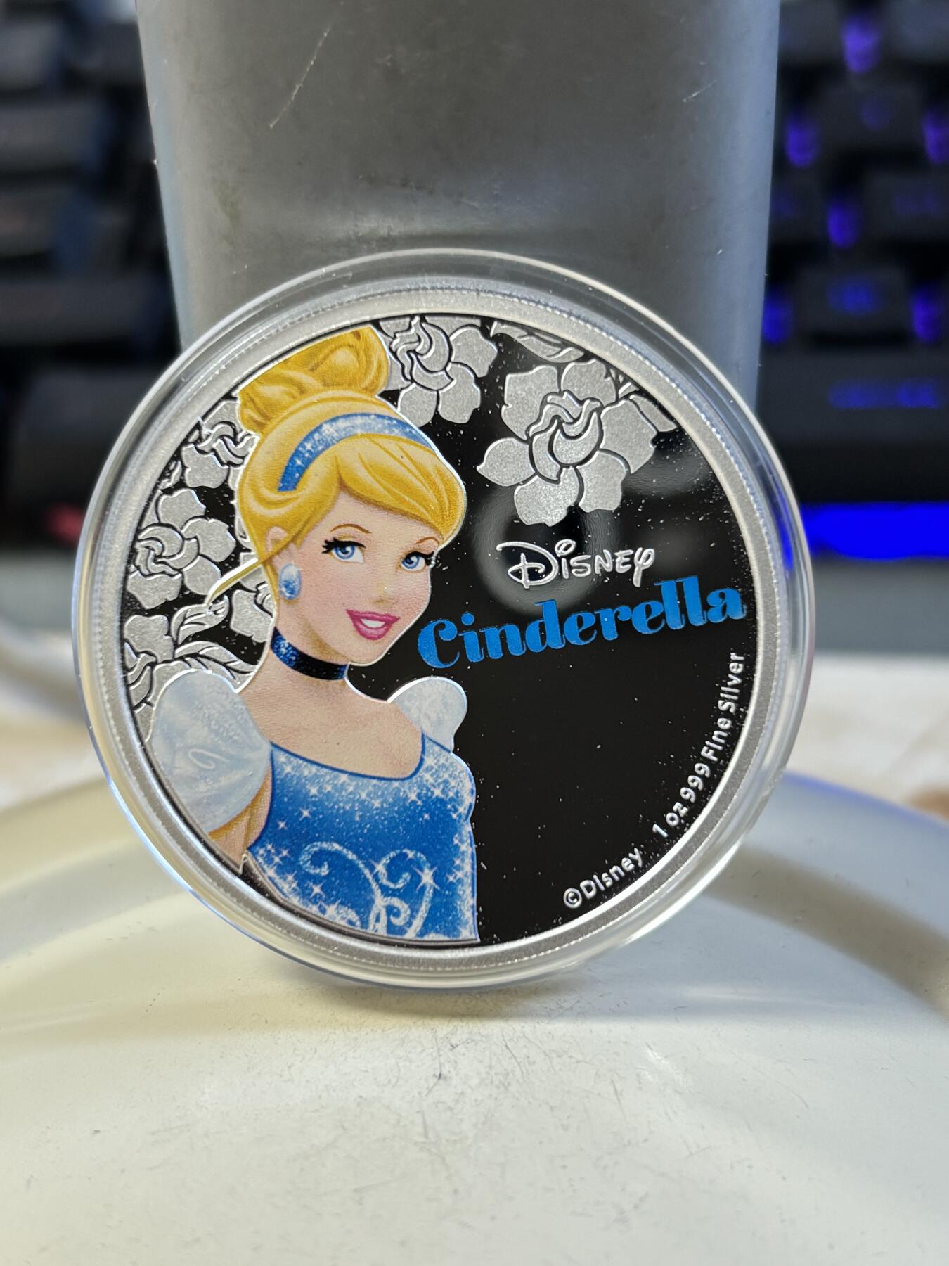 第191期拍卖 纽埃2015年迪士尼系列首枚灰姑娘公主彩色纪念银币，999银，发行10000枚