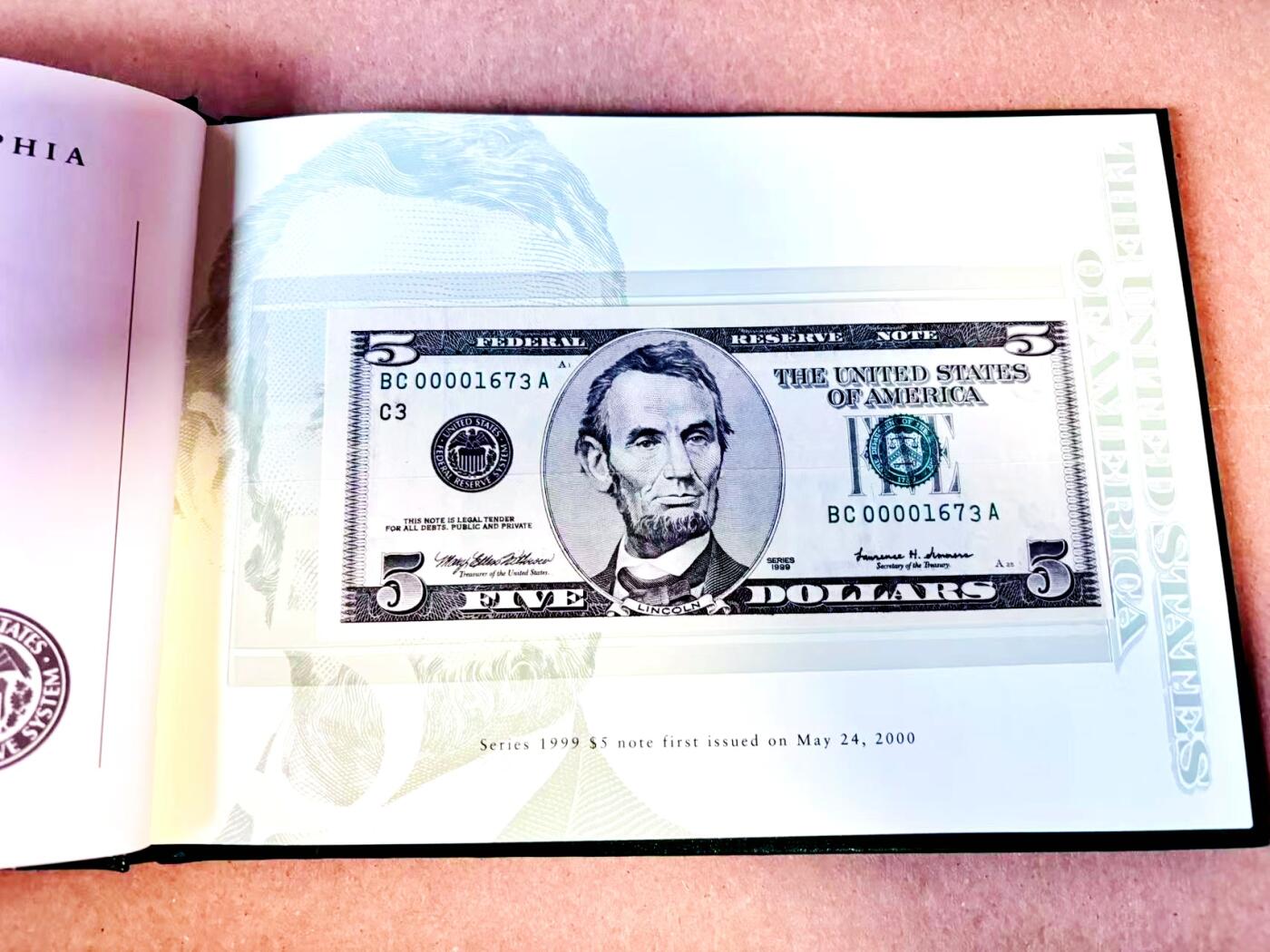 【Blue Auction】世界纸币精拍第787期——18级TOP拍卖/信誉/品质/专业/高效💫  【12区00001673全同号 新版美元首发纪念 BEP原装皮册】美国1999年5美金 内含财政部长签名及各储备区银行图文介绍 全新UNC（总发行量仅2000套，皆为小号，因此大头5面值首发年小号很稀有）（F区印章上