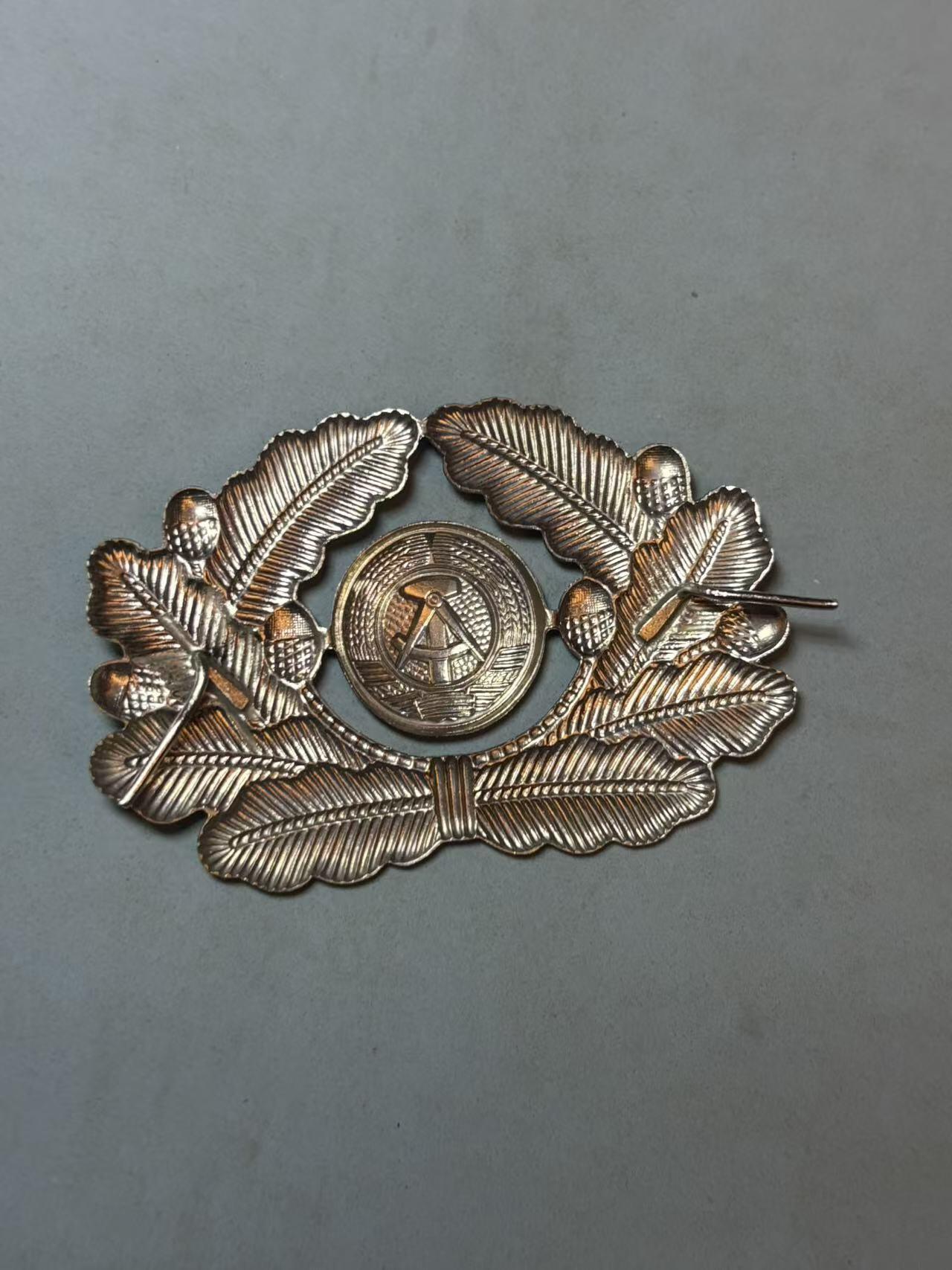 号角文化祝福各位藏友春节大吉马年入好藏 盛世勋华——号角文化勋章邮票专场拍卖第306期    东德大檐帽帽徽