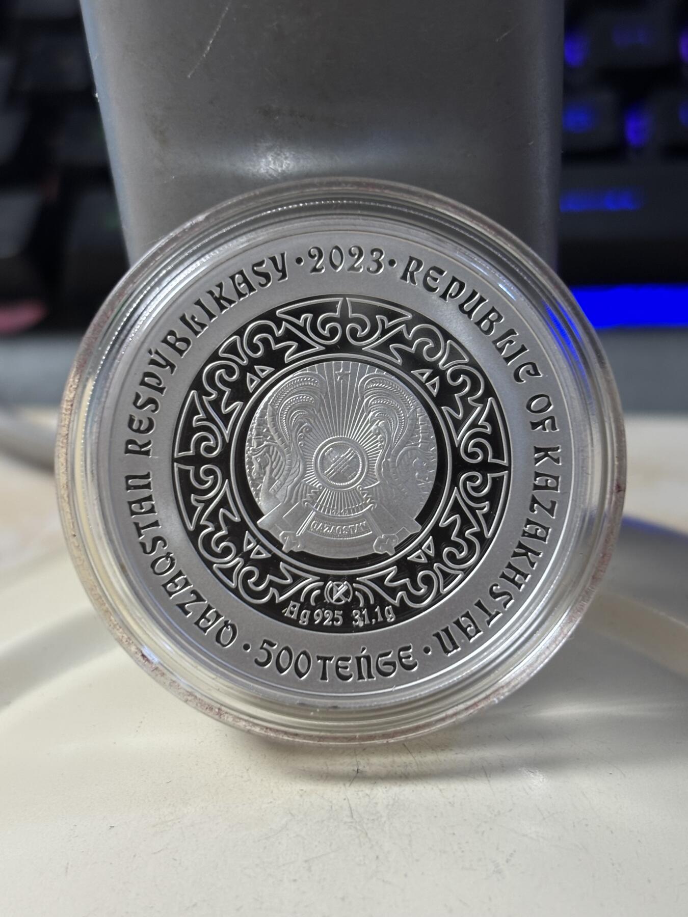 第191期拍卖 哈萨克斯坦2023年草原动物图腾系列骆驼镶嵌0.03克黄金纪念银币，925银镀金，1盎司，发行3000枚