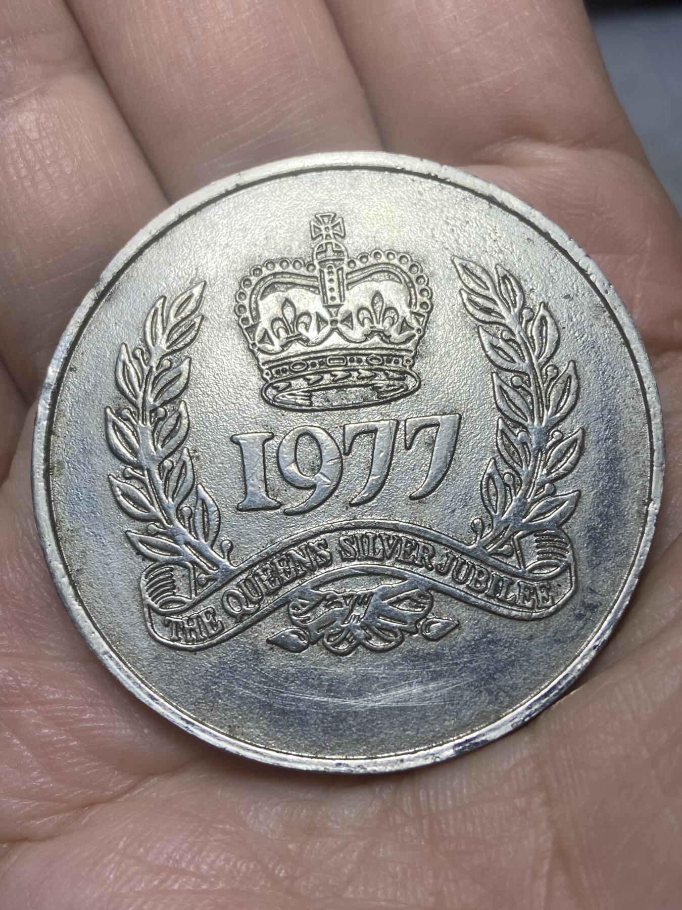 2026年第二十六场(总第一百九十五场）外国好品散币场(免佣金) 少见–英国🇬🇧1977年纪念章，直径44.8毫米，厚3.8毫米，重33.98克(英国著名润滑油品牌 Duckhams 创立78周年和伊丽莎白二世登基25周年银禧纪念章