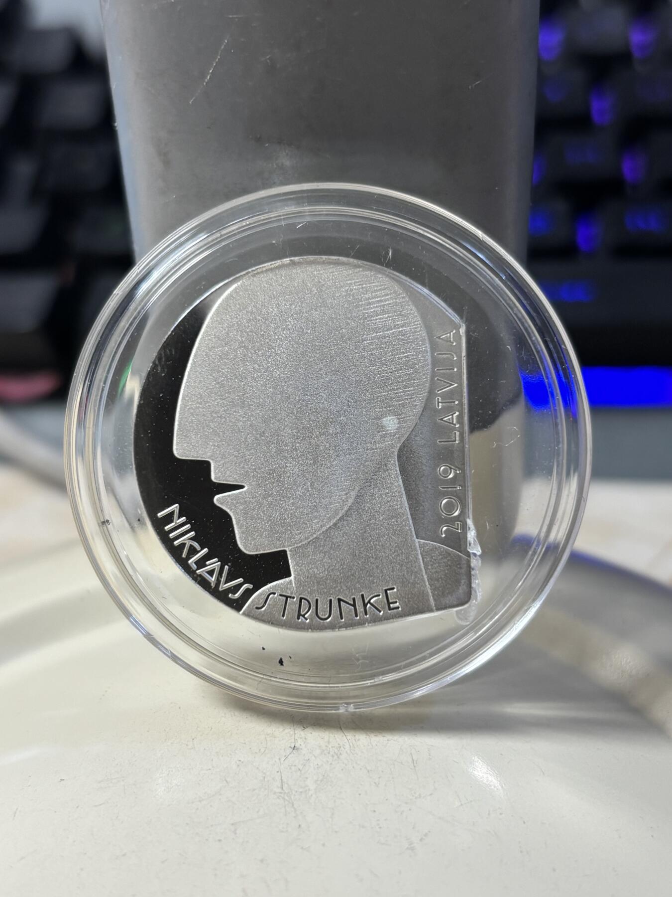 第191期拍卖 拉脱维亚2019年斯特鲁克《进入房间的人》异形银币，925银，22克，发行4000枚