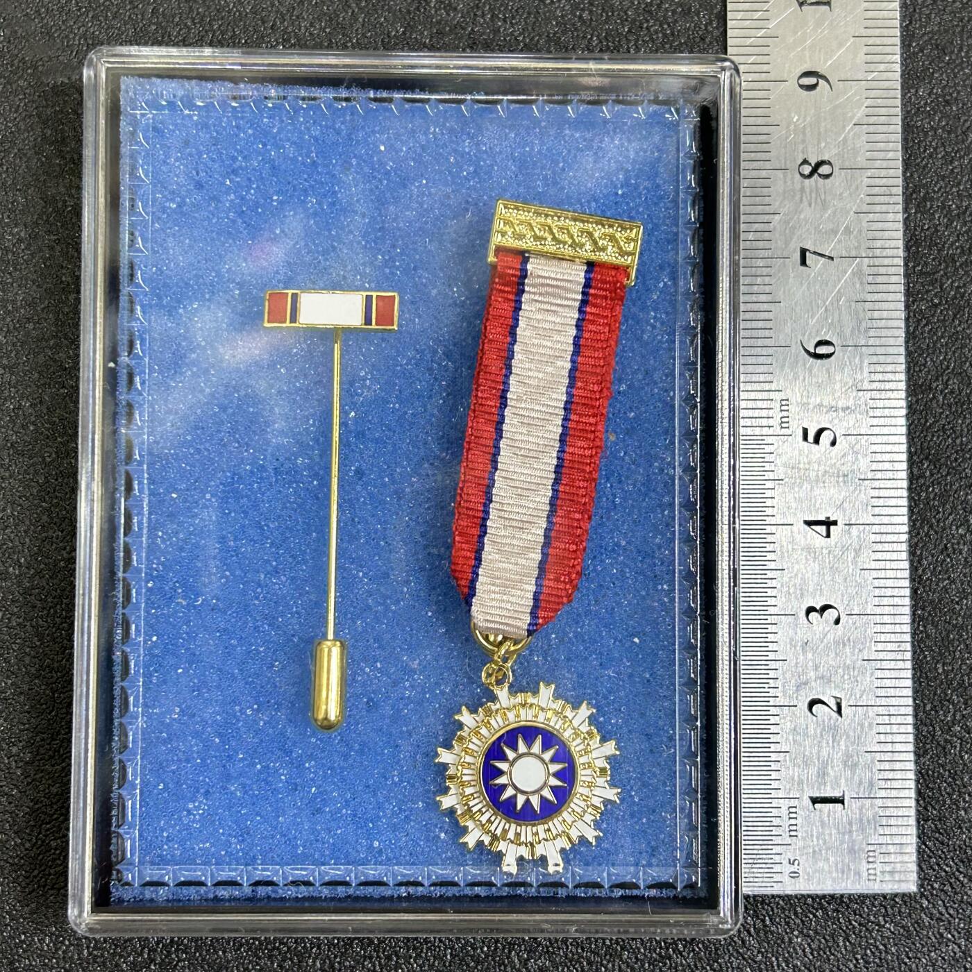 西秦中古拍卖第七十七期 2026马年新春专场 本场拍品年初九发出 民国青天白日勋章迷你章 带珐琅略章 后期版本 非常著名的徽章