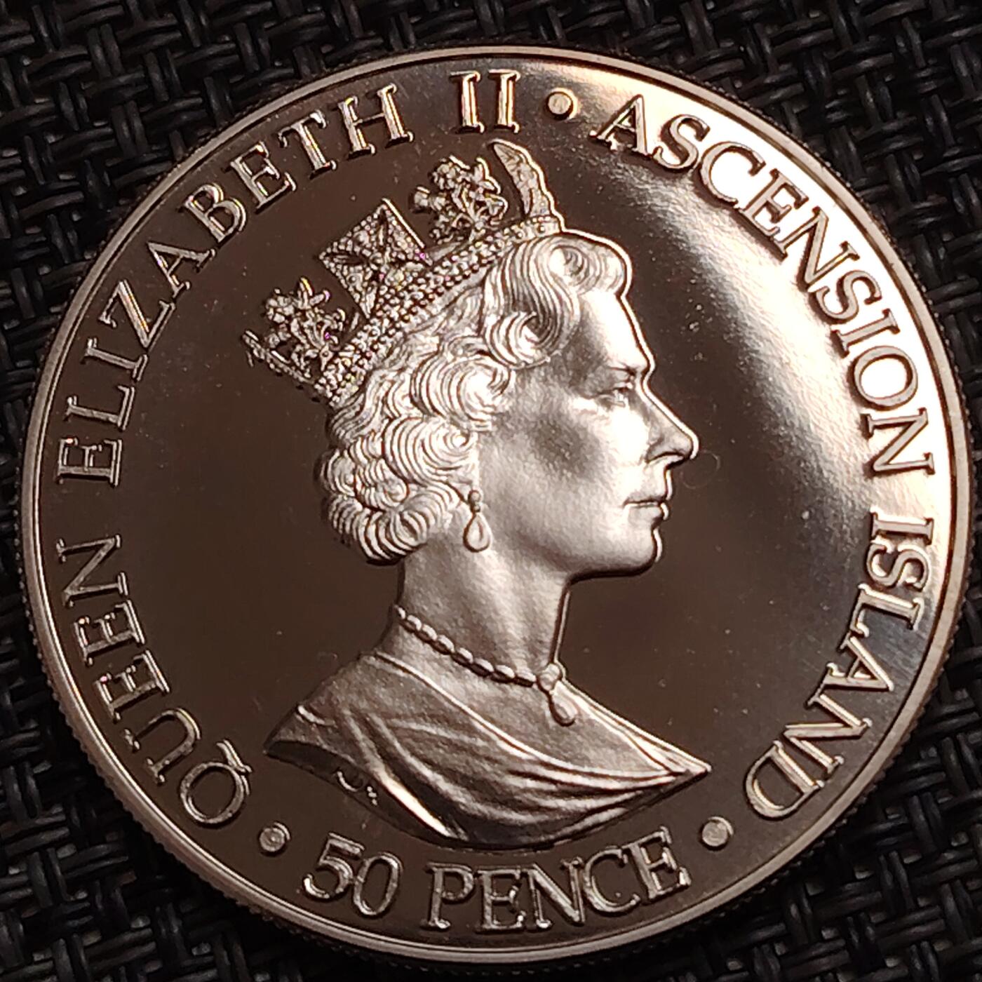 布加迪🐬～世界钱币(上海)🌾第 276 期 /  各国套币和散币 亚森松岛 2002年 50便士 女王母亲102岁生日纪念克朗币