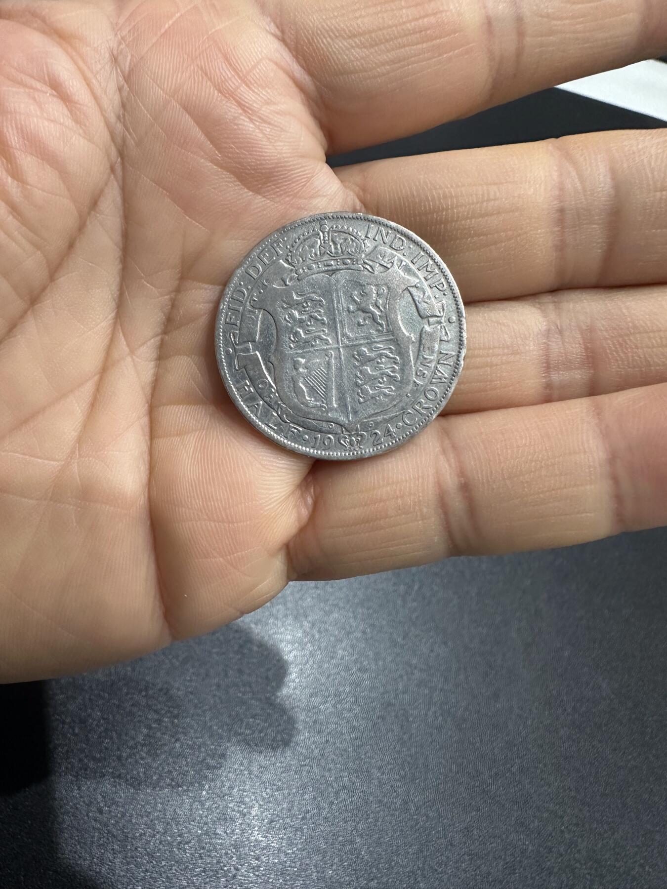 《外钞收藏家》第六百一十一期（农历新年第一场/快递恢复正常再发货）（长期征集拍品、欢迎藏友们联系合作） 1924年英国半克朗银币一枚