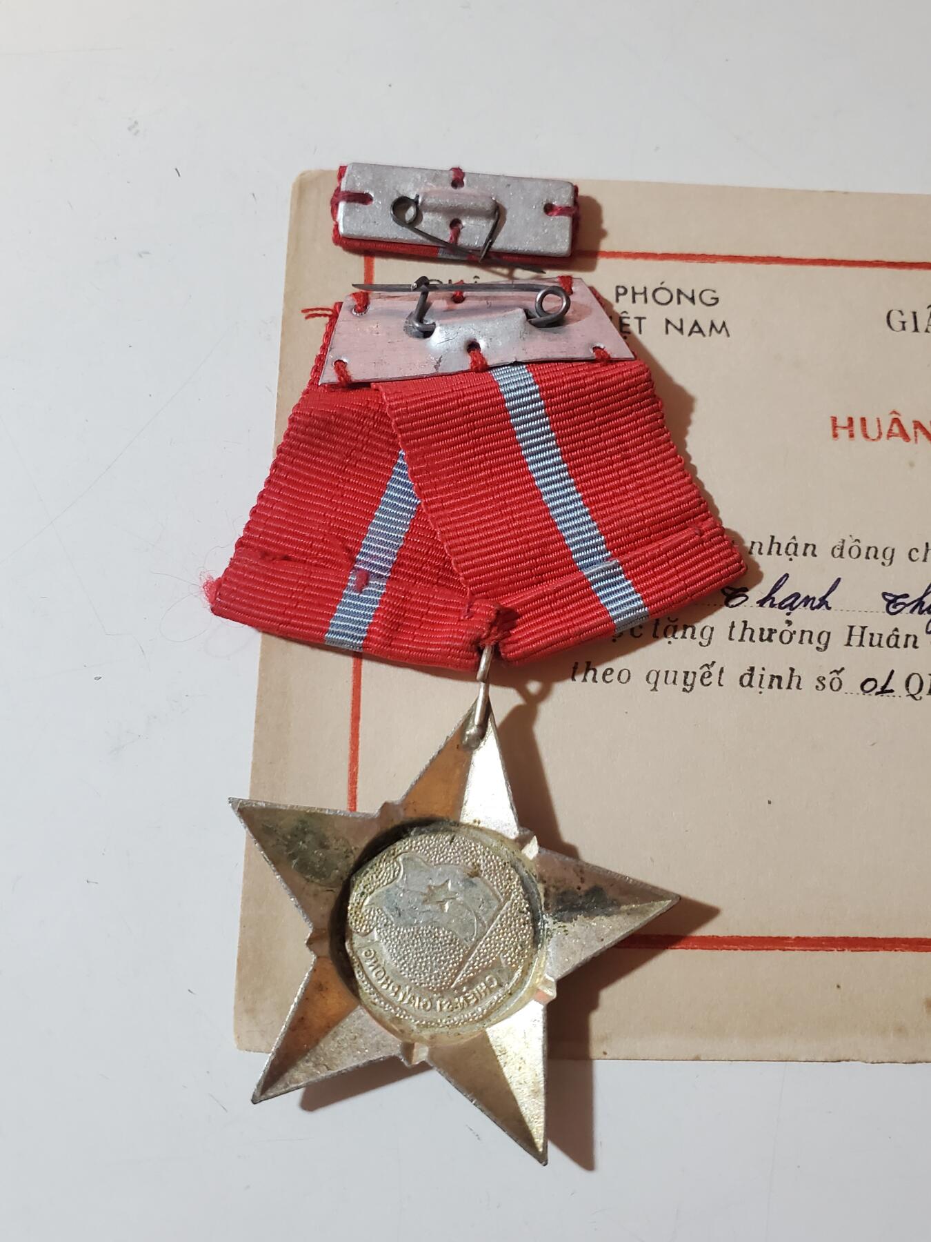 韵星假日军品类拍卖第41期 -- Rimey Holidays Militaria Auction 41 越南南方共和国（越共）三级解放战士勋章带证略 战时白铜版本