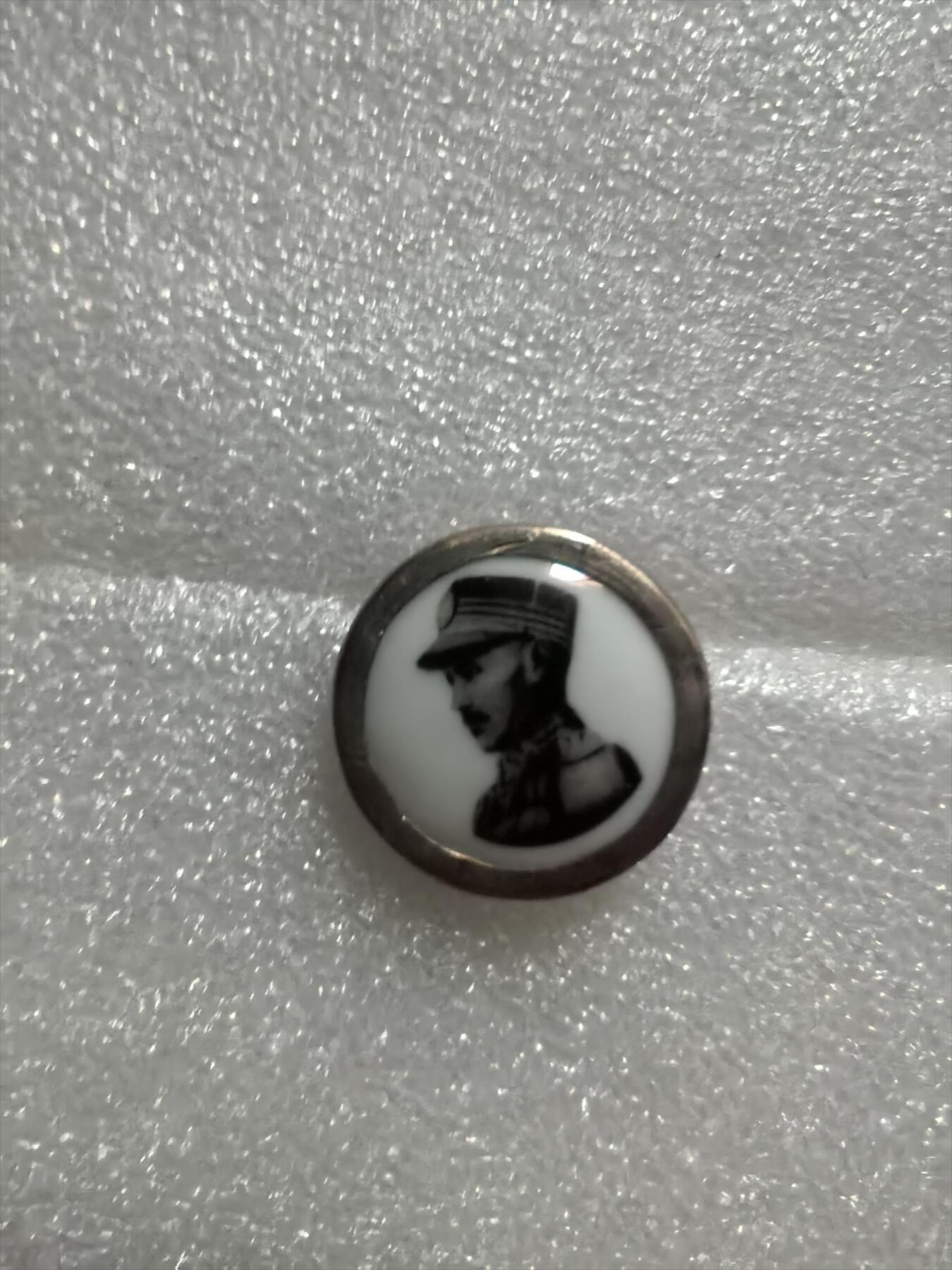 稀少五十年代纽扣章，银包铜，品见图自定，实物拍摄，按图发货，看好再拍