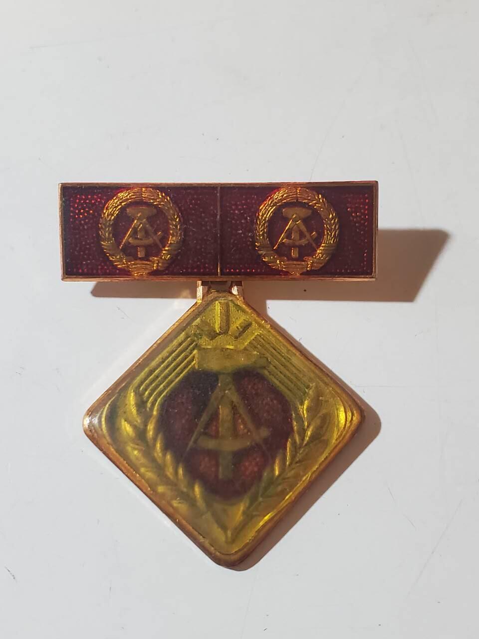 韵星假日军品类拍卖第41期 -- Rimey Holidays Militaria Auction 41 民主德国个人积极劳动分子奖章带连续两次获得上挂