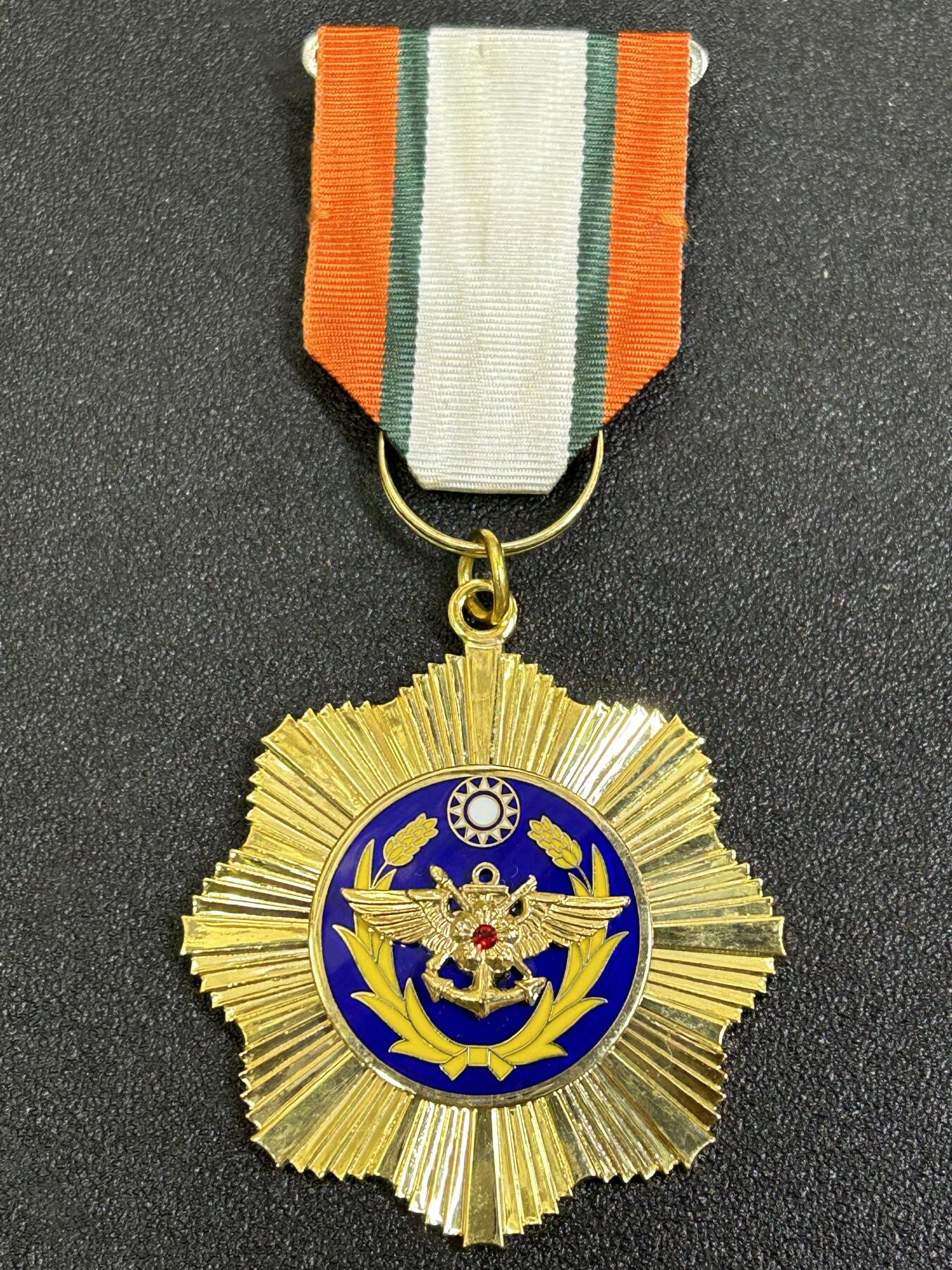 西秦中古拍卖第七十七期 2026马年新春专场 本场拍品年初九发出 民国政战荣誉纪念章 退台后版本