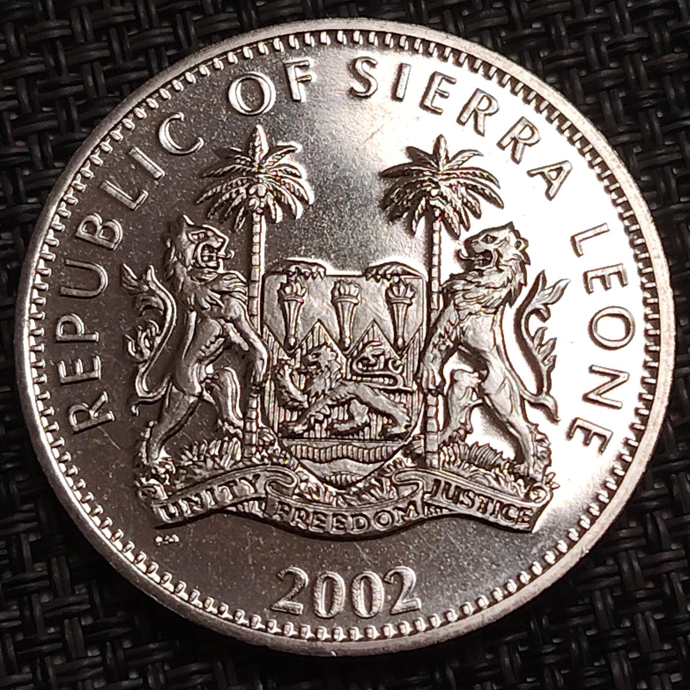 布加迪🐬～世界钱币(上海)🌾第 276 期 /  各国套币和散币 塞拉利昂🇸🇱 2002年 1元 女王母亲102岁生日纪念克朗币