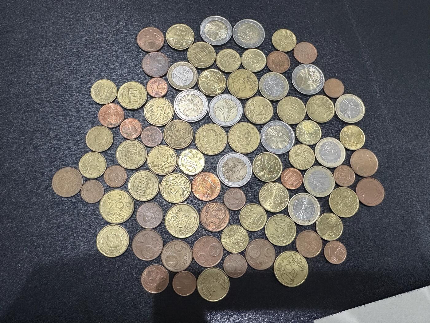 《外钞收藏家》第六百一十一期（农历新年第一场/快递恢复正常再发货）（长期征集拍品、欢迎藏友们联系合作） 欧元各面额硬币几十枚一起