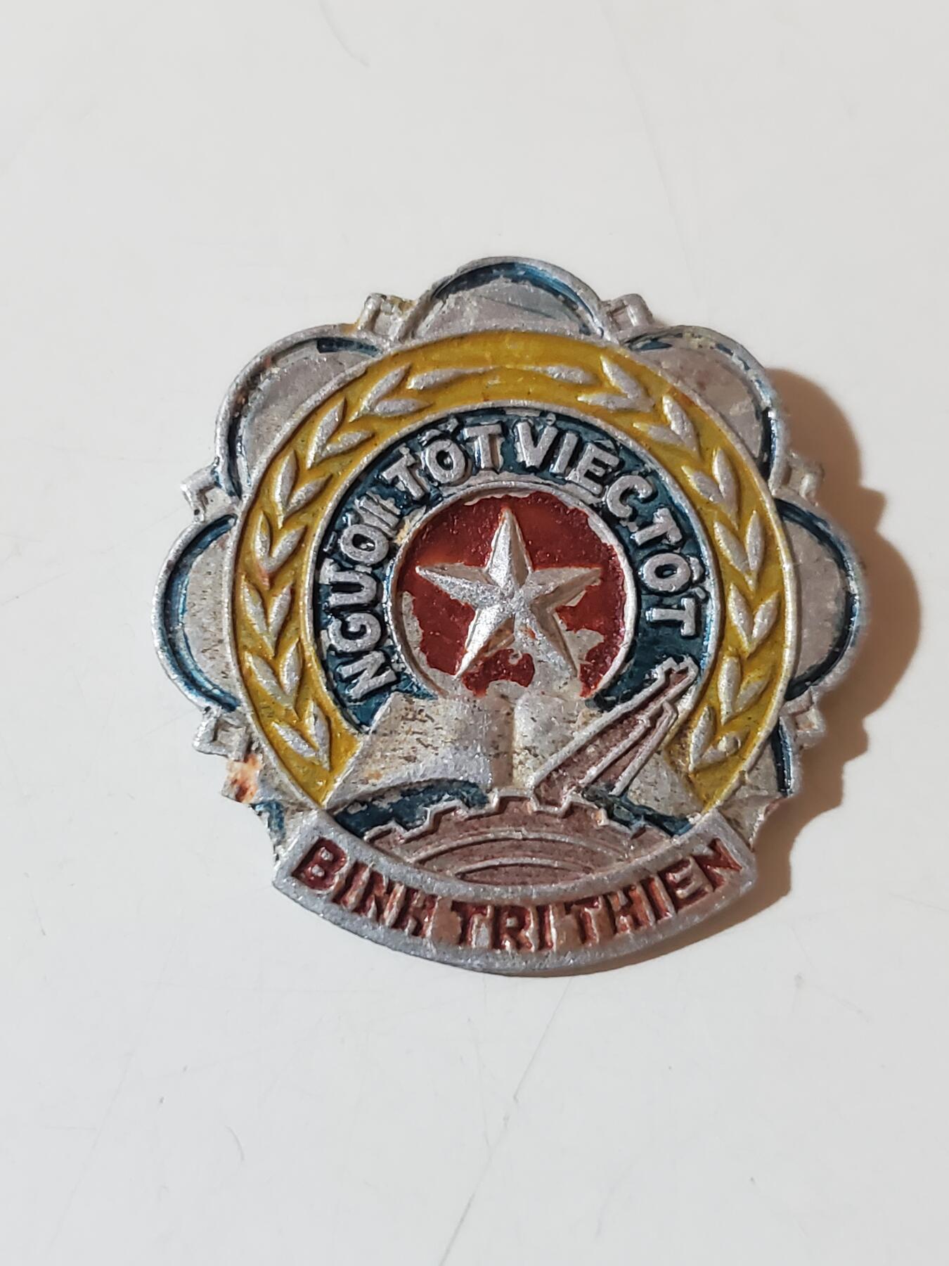 韵星假日军品类拍卖第41期 -- Rimey Holidays Militaria Auction 41 越南社会主义共和国80年代好人好事证章