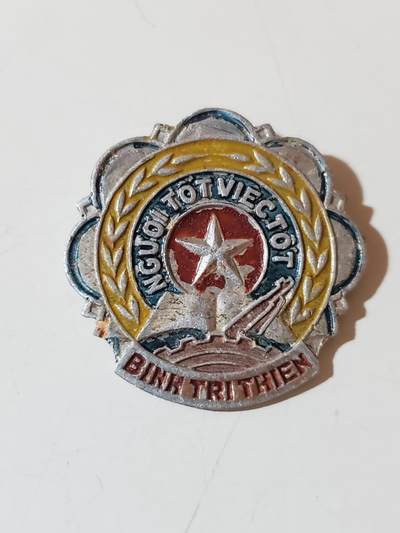 韵星假日军品类拍卖第41期 -- Rimey Holidays Militaria Auction 41 - 越南社会主义共和国80年代好人好事证章