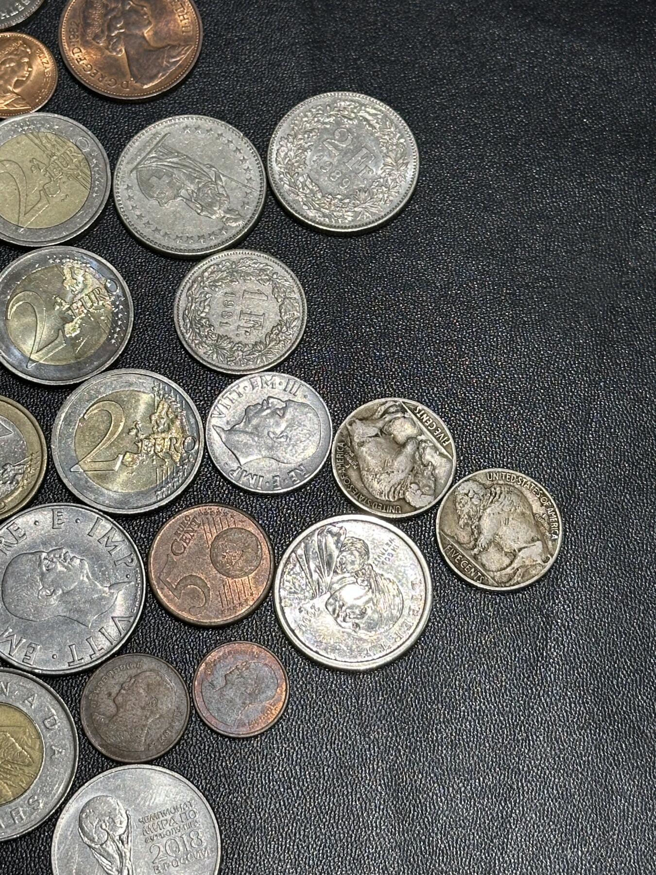 《外钞收藏家》第六百一十一期（农历新年第一场/快递恢复正常再发货）（长期征集拍品、欢迎藏友们联系合作） 女王、欧元、卢布等硬币几十枚一起