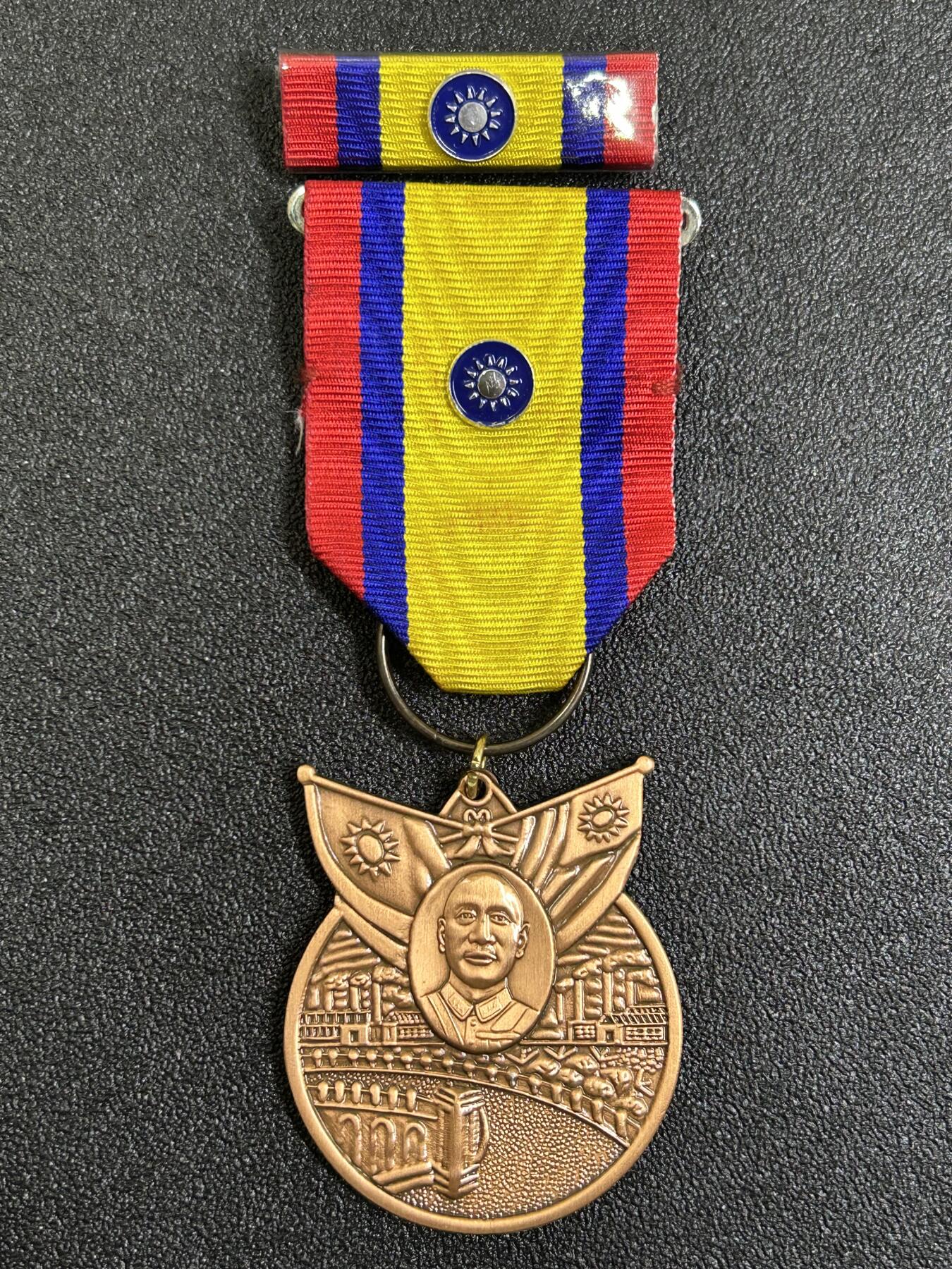 西秦中古拍卖第七十七期 2026马年新春专场 本场拍品年初九发出 民国 抗战胜利纪念章 带勋略 实发带编号 退台后版本