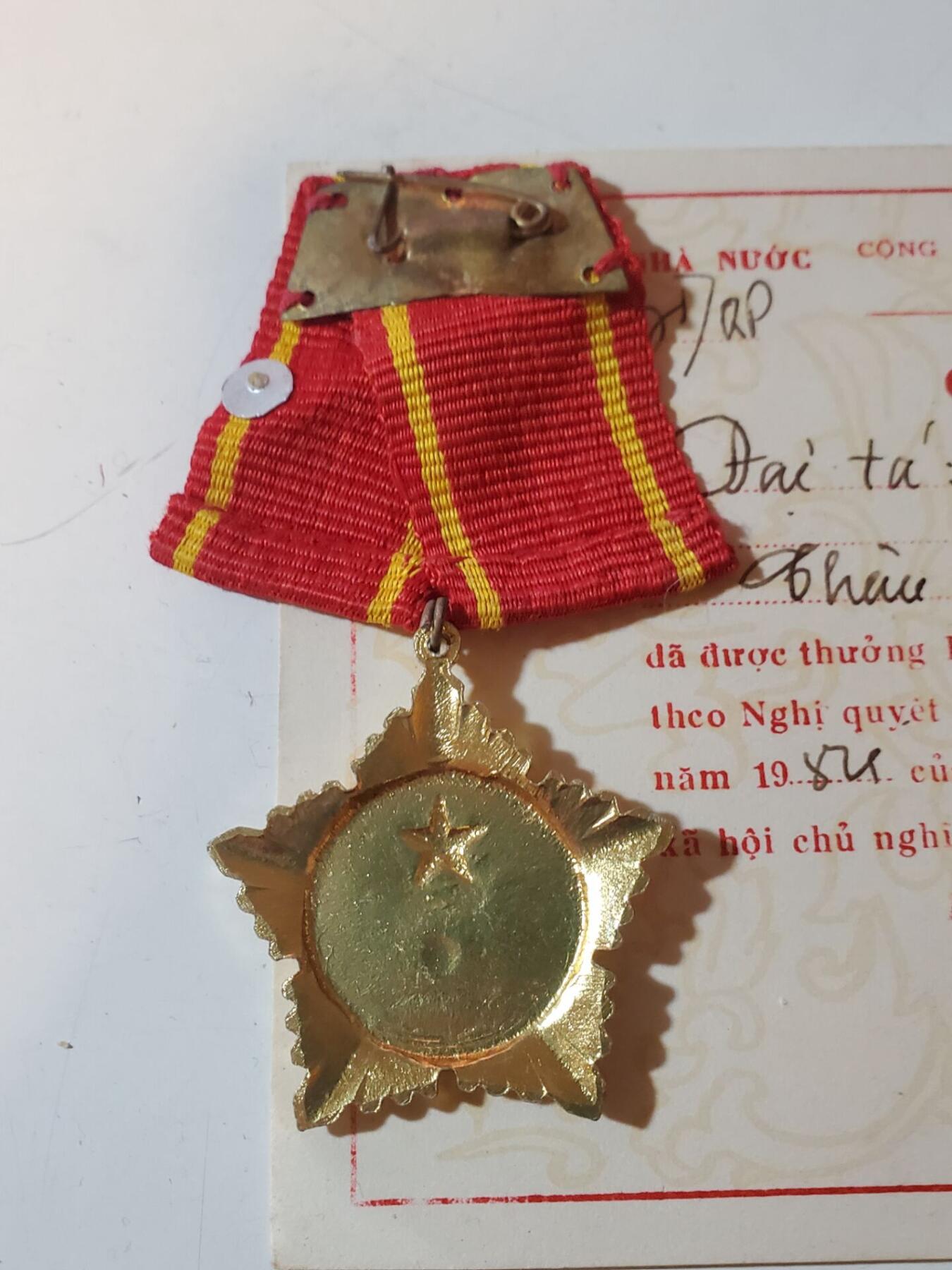 韵星假日军品类拍卖第41期 -- Rimey Holidays Militaria Auction 41 越南社会主义共和国一级抗战勋章带证