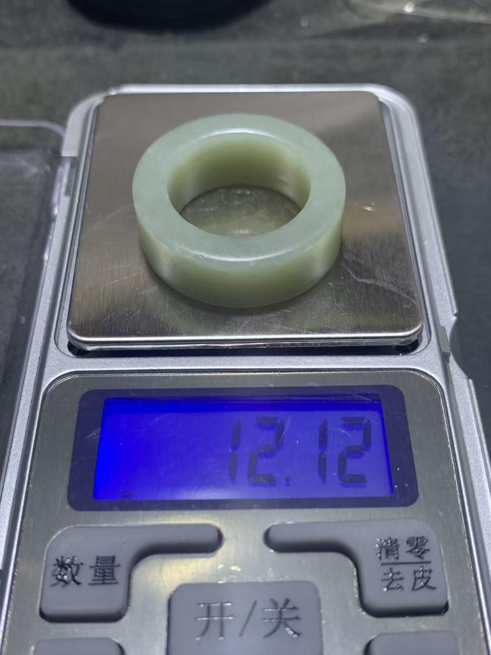 精美天然青海料和田玉扳指一个，