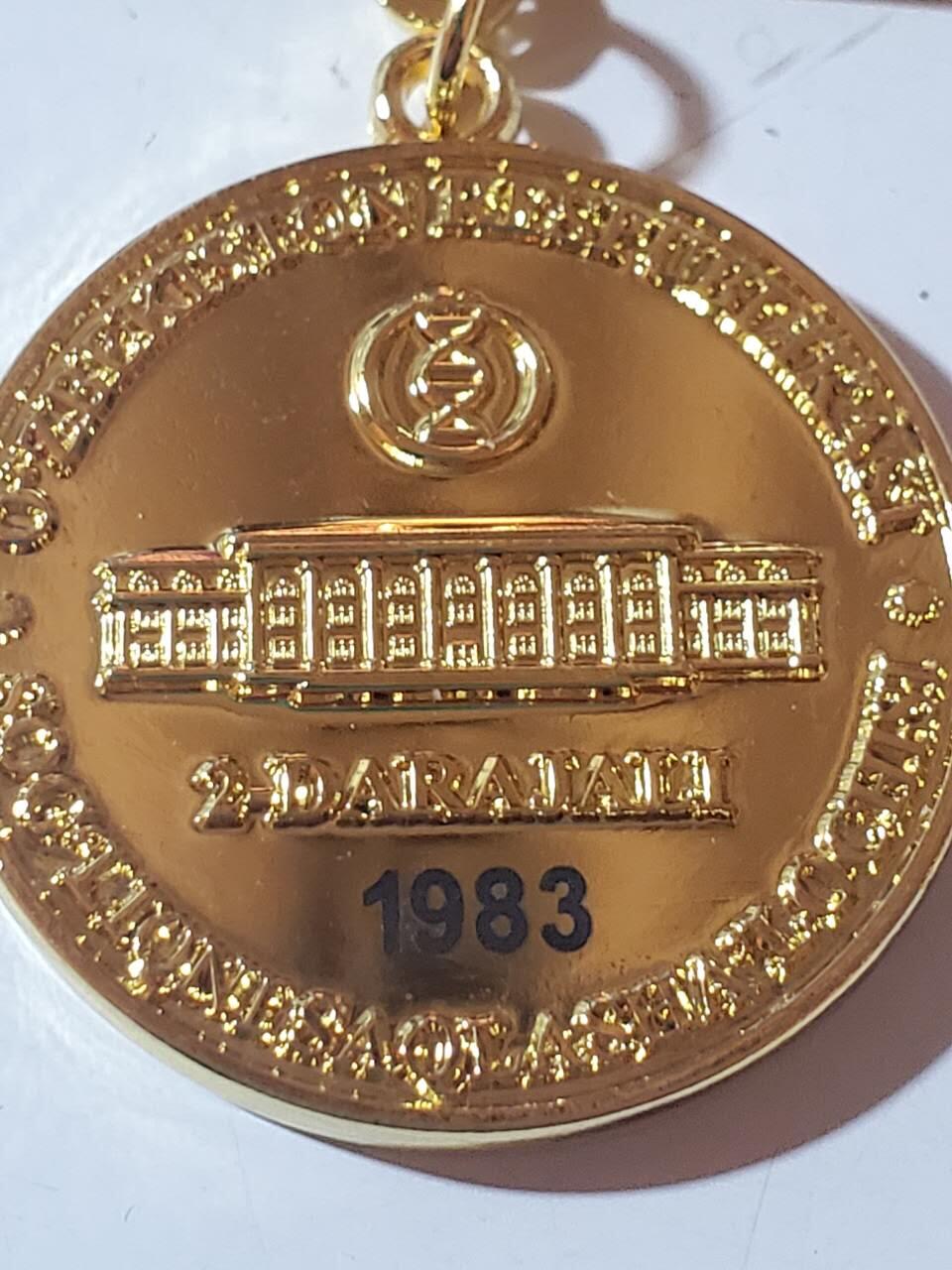 韵星假日军品类拍卖第41期 -- Rimey Holidays Militaria Auction 41 乌兹别克斯坦共和国卫生部二级优秀服务人员奖金奖章 实发1983号 非常稀少 设计继承苏联的奖金奖章 铜镀金 非常厚重 仅颁发给高级官员