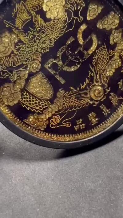 【俄甄集藏】马年新春第一拍 2026年(048)02-25星期三 晚 19:30 全场包邮 PCGS流金沙纪念杯垫 木制底座 款式一