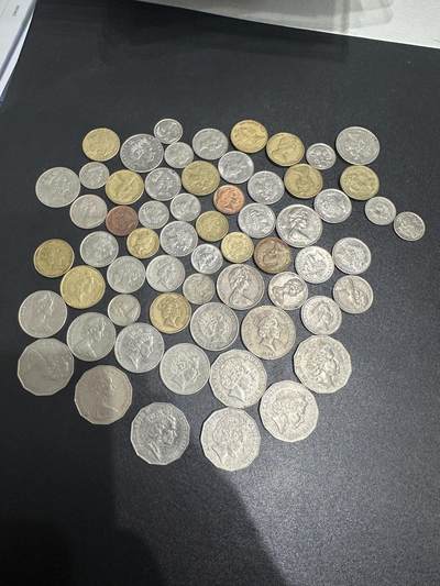 《外钞收藏家》第六百一十一期（农历新年第一场/快递恢复正常再发货）（长期征集拍品、欢迎藏友们联系合作） - 全女王硬币几十枚一起 如图