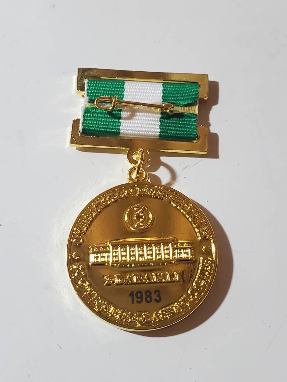 韵星假日军品类拍卖第41期 -- Rimey Holidays Militaria Auction 41 乌兹别克斯坦共和国卫生部二级优秀服务人员奖金奖章 实发1983号 非常稀少 设计继承苏联的奖金奖章 铜镀金 非常厚重 仅颁发给高级官员