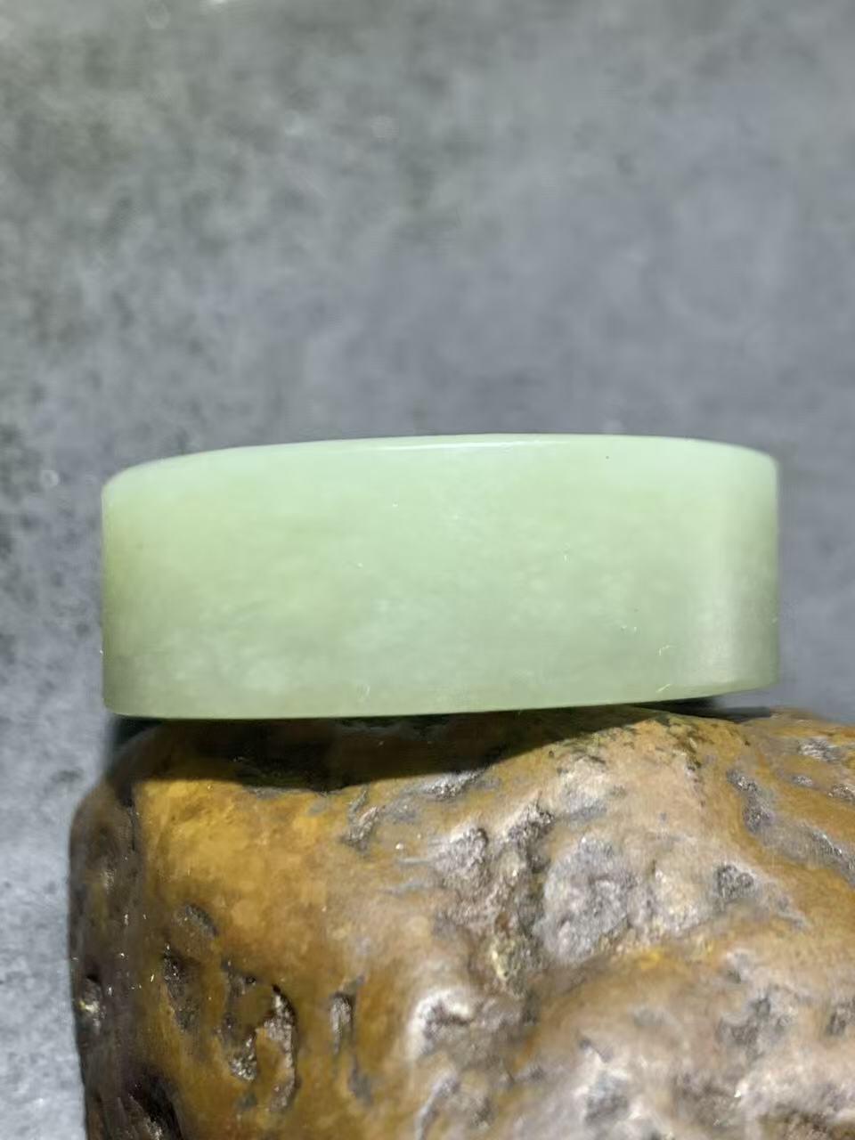 精美天然青海料和田玉扳指一个，