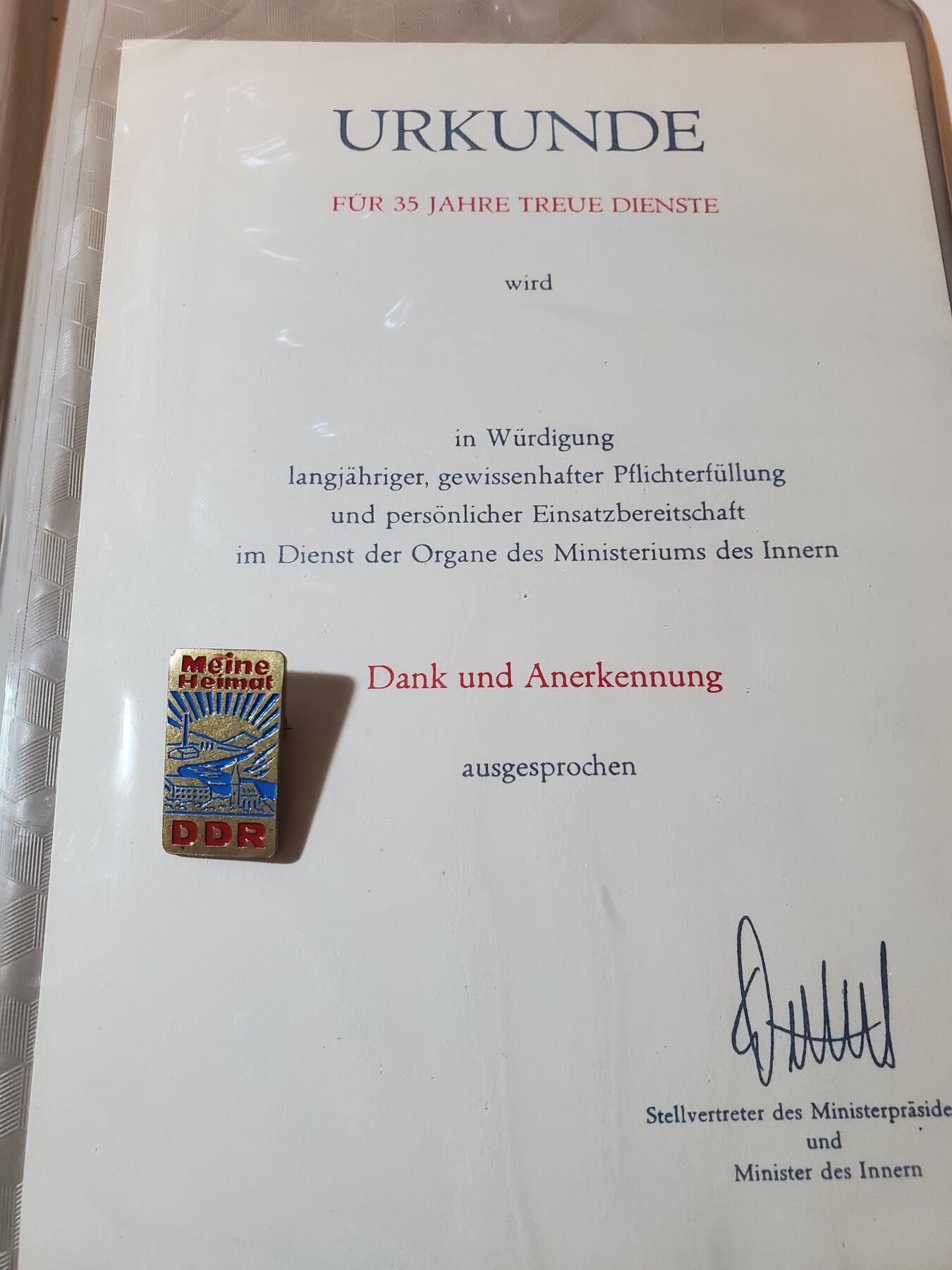 韵星假日军品类拍卖第41期 -- Rimey Holidays Militaria Auction 41 民主德国对内务部服务尽职尽责感谢奖状+早期铜制证章一套