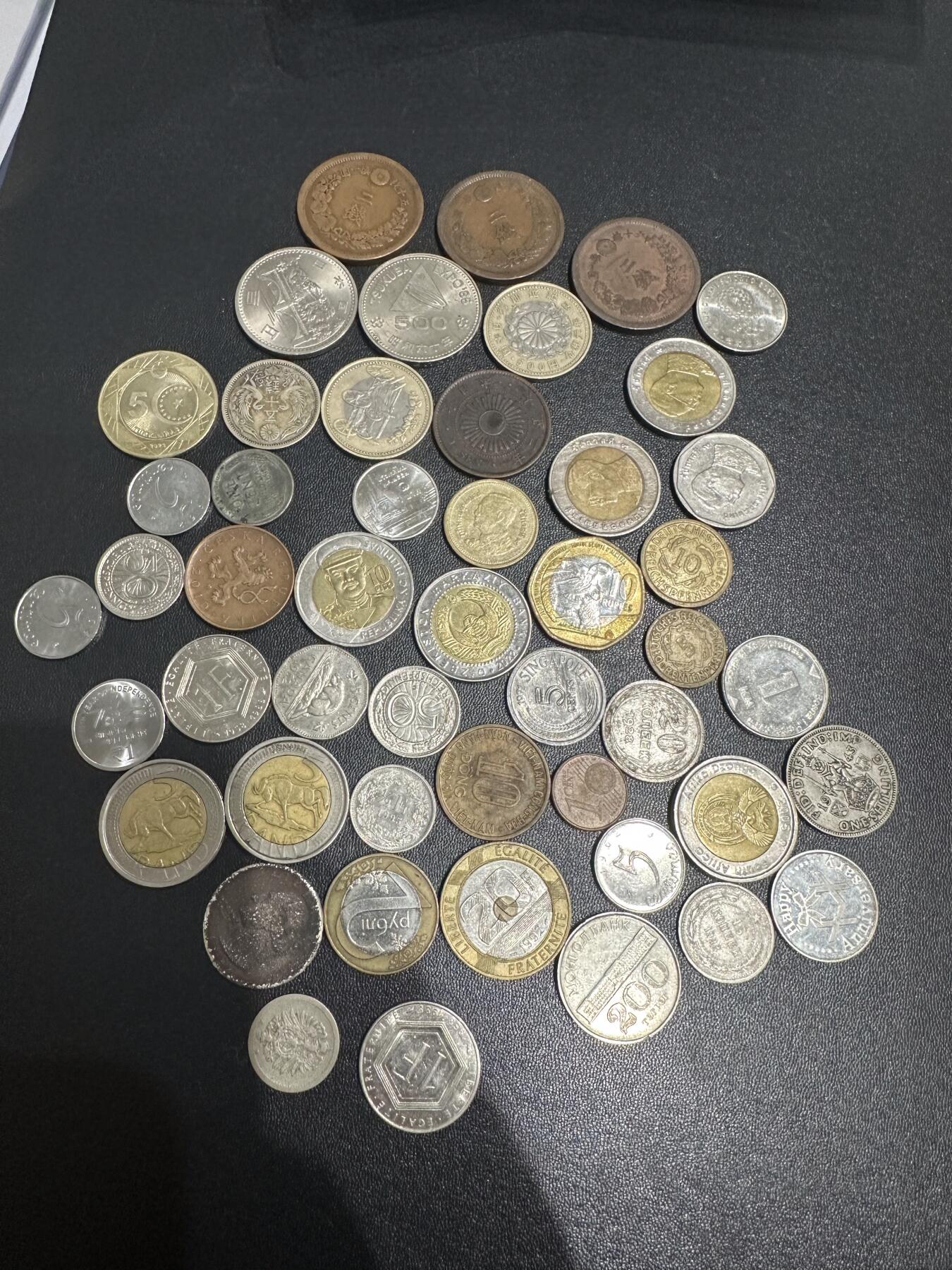 《外钞收藏家》第六百一十一期（农历新年第一场/快递恢复正常再发货）（长期征集拍品、欢迎藏友们联系合作） 日本、泰国等亚洲为主的硬币几十枚一起+一本硬币收藏册一起