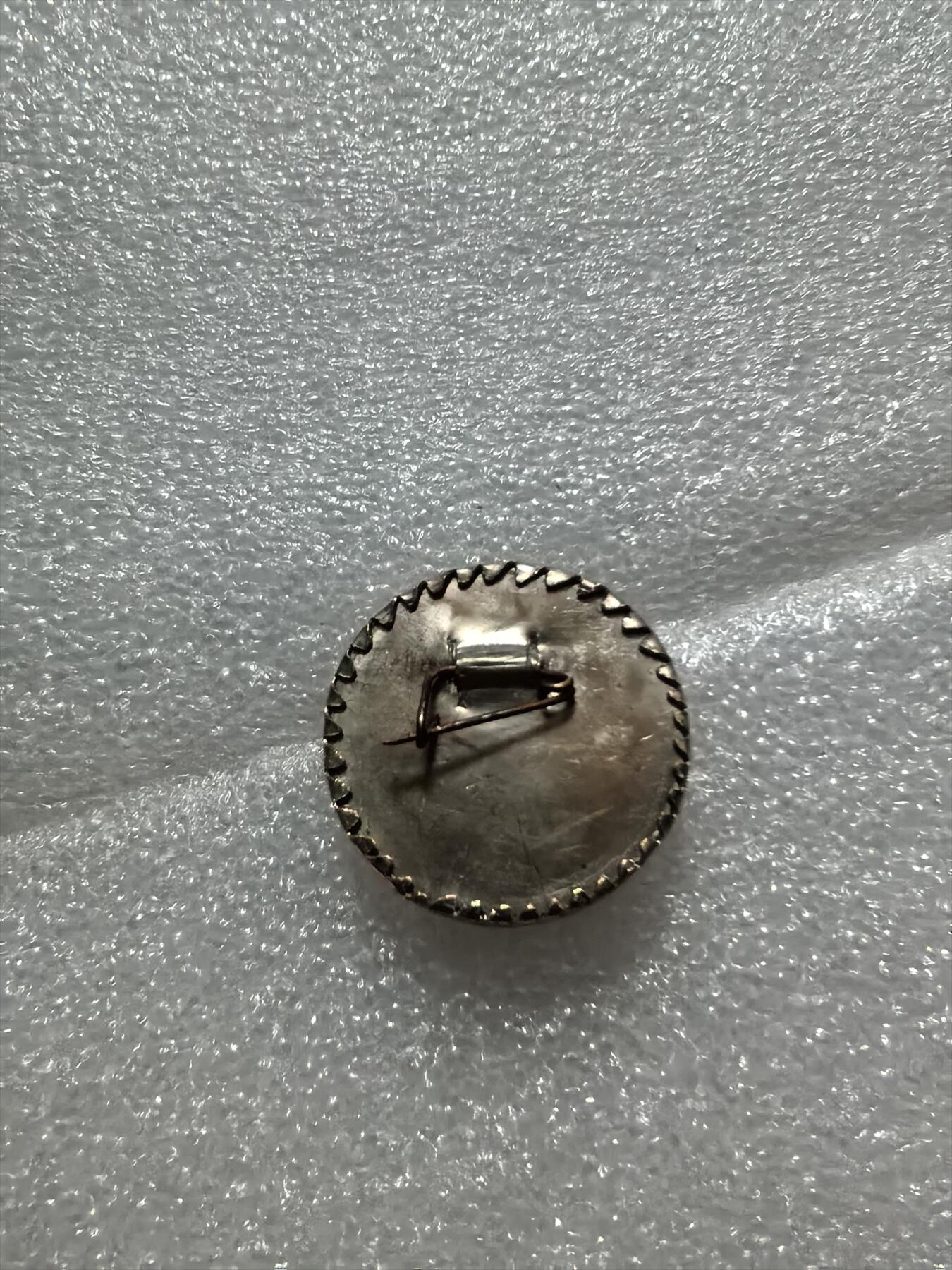 稀少五十年代纽扣章，银包铜，品见图自定，实物拍摄，按图发货，看好再拍