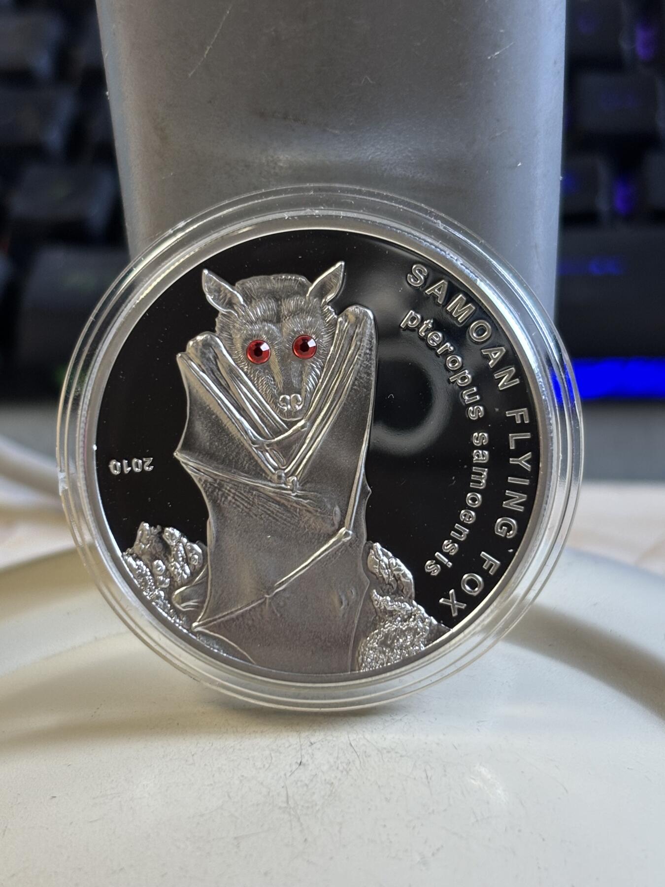 第191期拍卖 萨摩亚2010年动物系列飞狐镶嵌红水晶精制银币，25克，925银