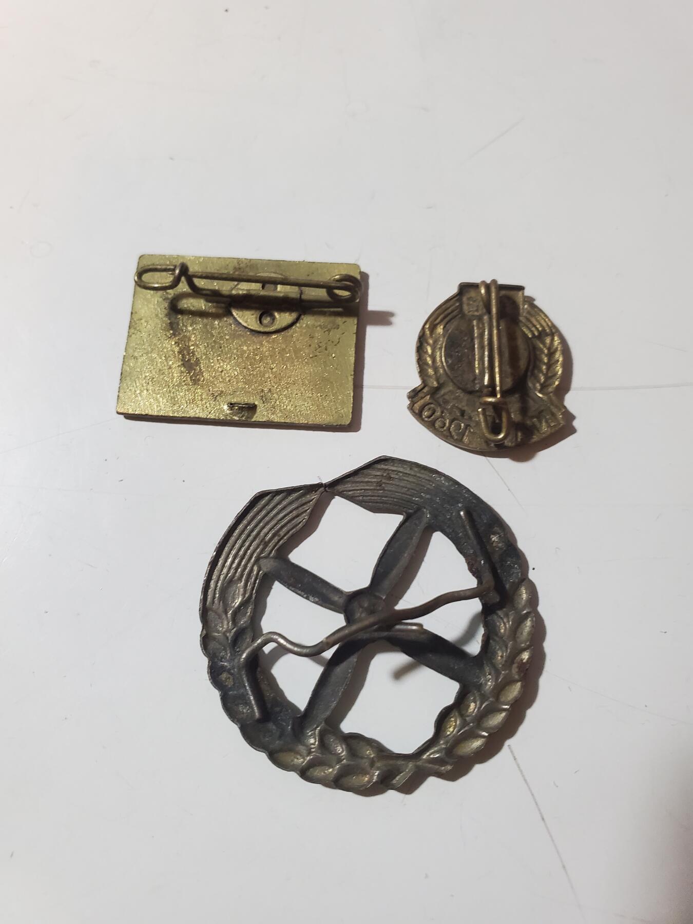 韵星假日军品类拍卖第41期 -- Rimey Holidays Militaria Auction 41 民主德国空军帽徽集体劳动上挂七年计划劳动模范奖章一组