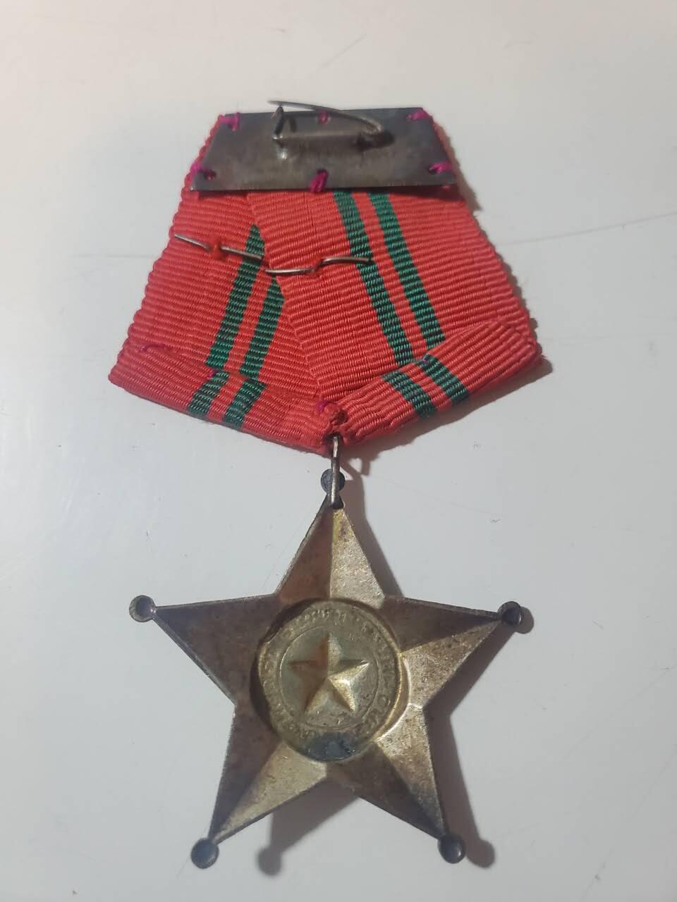 韵星假日军品类拍卖第41期 -- Rimey Holidays Militaria Auction 41 越南民主共和国（北越）越战战时二级战功勋章 白铜制作 非后期铝 