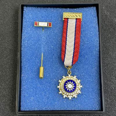 西秦中古拍卖第七十七期 2026马年新春专场 本场拍品年初九发出 - 民国青天白日勋章迷你章 带珐琅略章 后期版本 非常著名的徽章