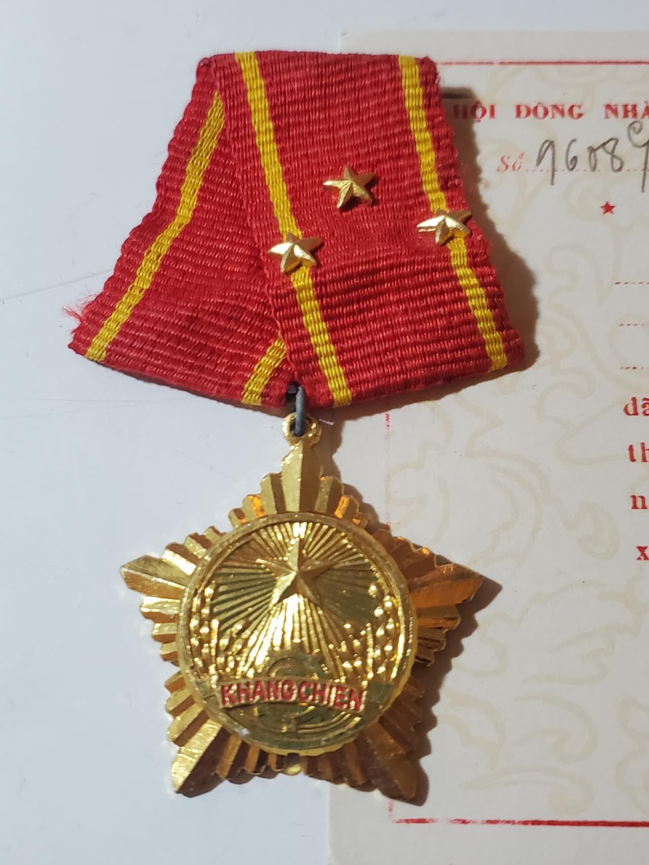 韵星假日军品类拍卖第41期 -- Rimey Holidays Militaria Auction 41 越南社会主义共和国一级抗战勋章带证书一套 品相很好 越战时期抗美事迹 