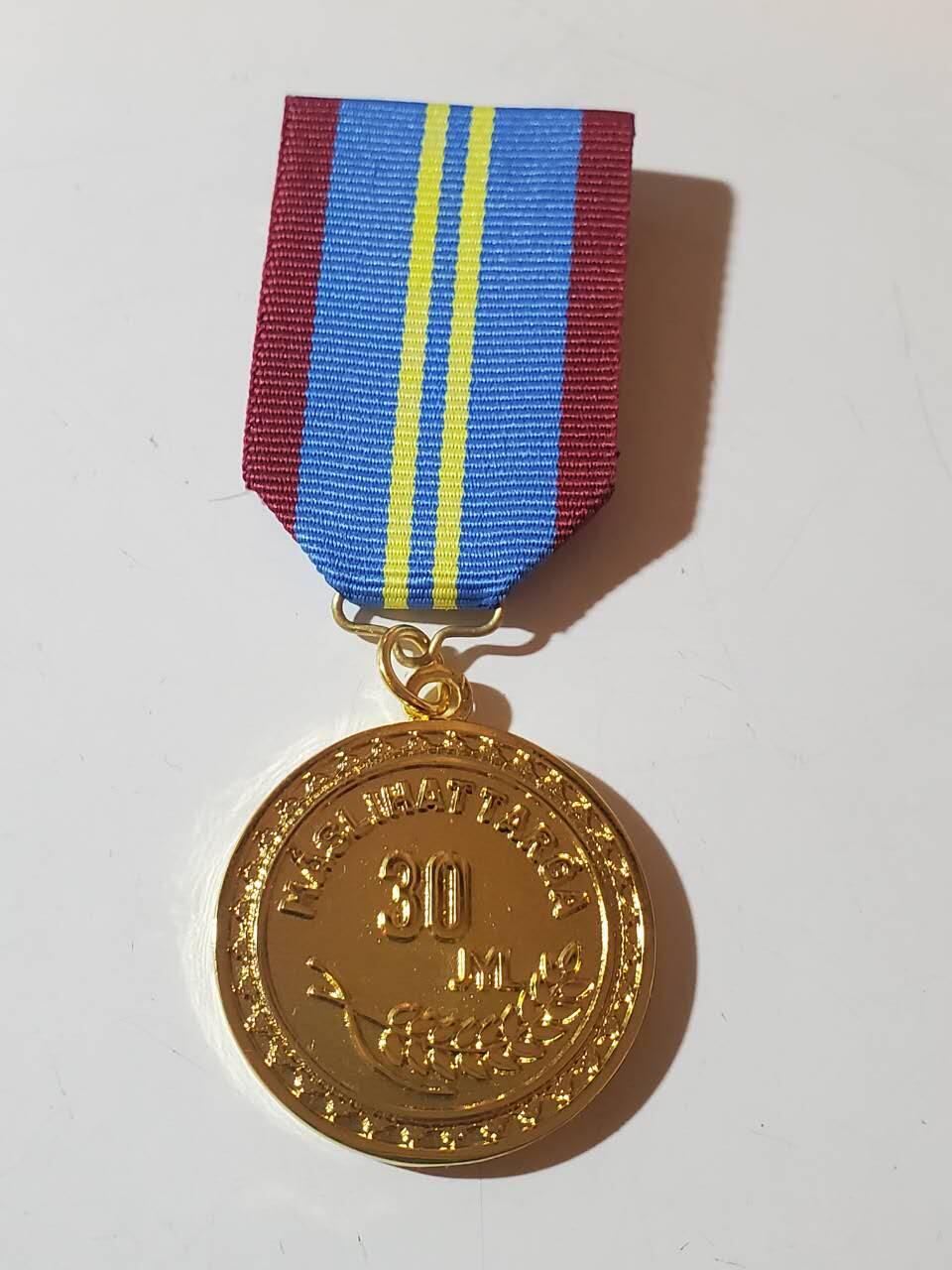 韵星假日军品类拍卖第41期 -- Rimey Holidays Militaria Auction 41 哈萨克斯坦共和国议会服务三十年奖章 铜镀金 极品品相 非常少见的奖章和国家 非常厚重制作精良