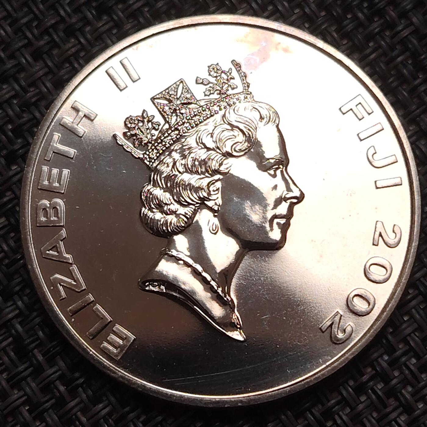 布加迪🐬～世界钱币(上海)🌾第 276 期 /  各国套币和散币 斐济🇫🇯 2002年 1元 女王加冕50周年纪念克朗币