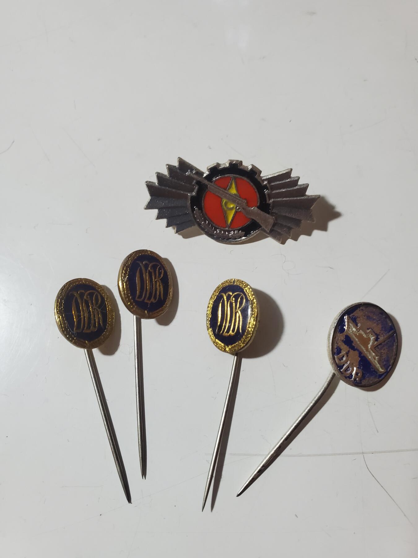 韵星假日军品类拍卖第41期 -- Rimey Holidays Militaria Auction 41 民主德国体育与技术协会铜级射击技能证章与体育技能证章插针一组