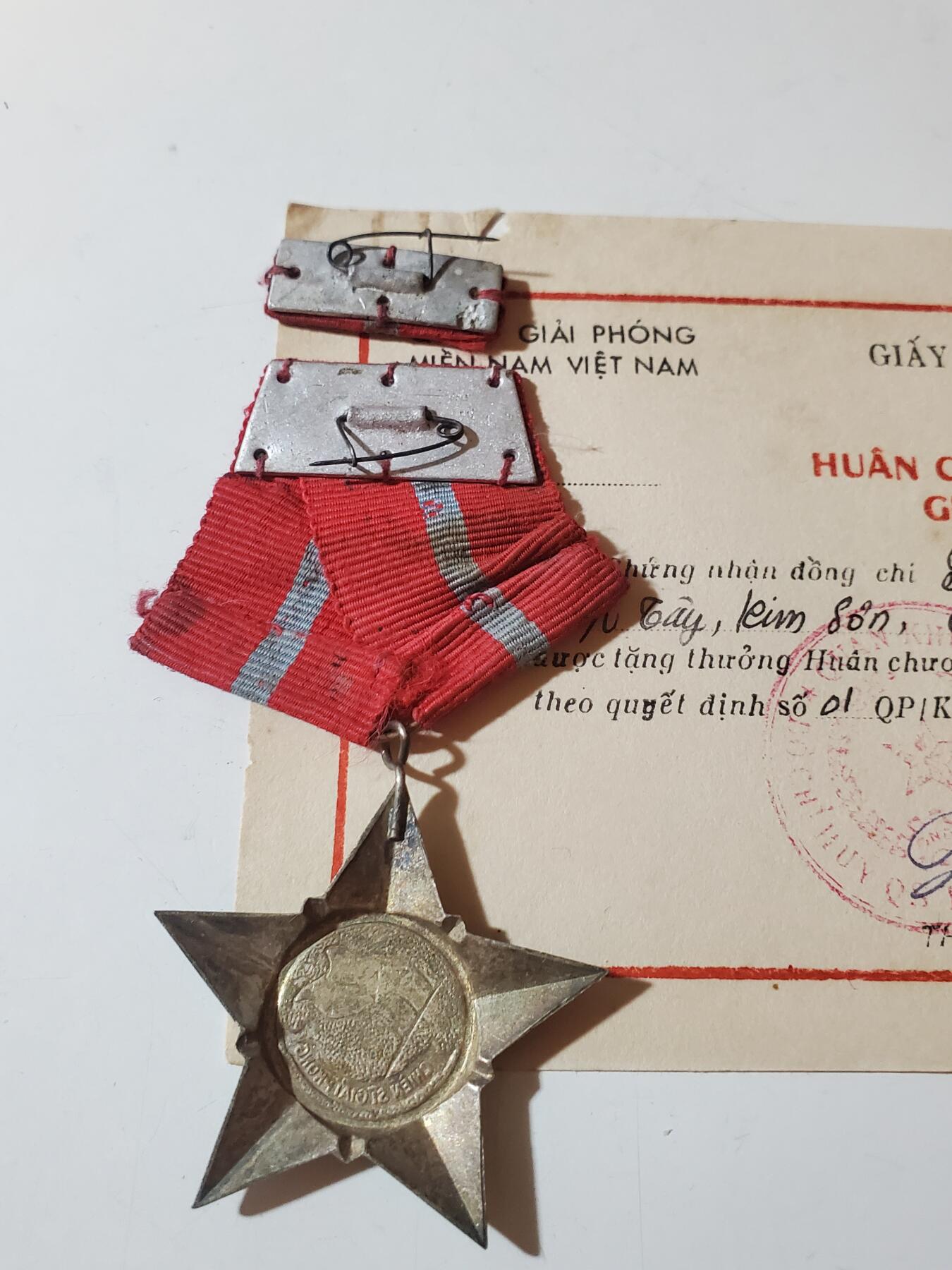 韵星假日军品类拍卖第41期 -- Rimey Holidays Militaria Auction 41 越南南方（越共）共和国三级解放战士勋章带证 早期白铜版本 越战战时