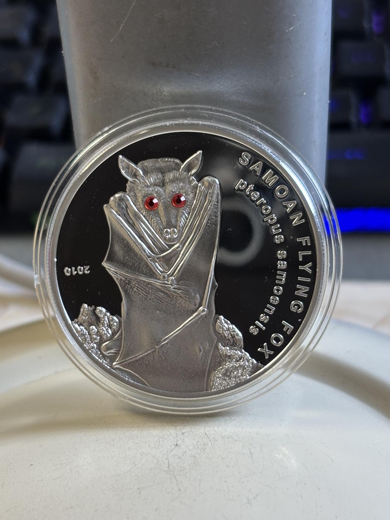 第191期拍卖 萨摩亚2010年动物系列飞狐镶嵌红水晶精制银币，25克，925银