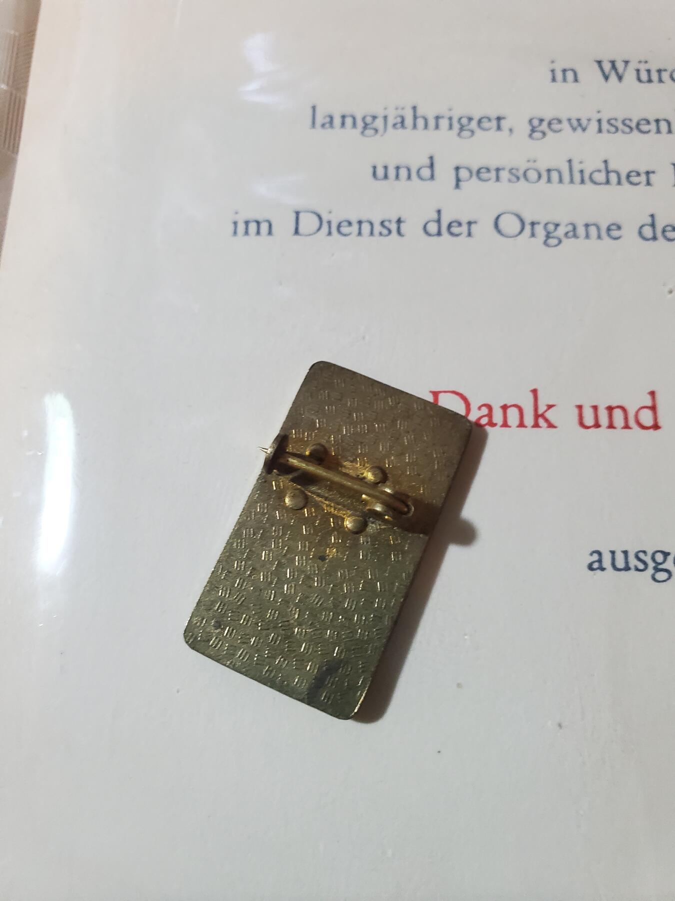 韵星假日军品类拍卖第41期 -- Rimey Holidays Militaria Auction 41 民主德国对内务部服务尽职尽责感谢奖状+早期铜制证章一套
