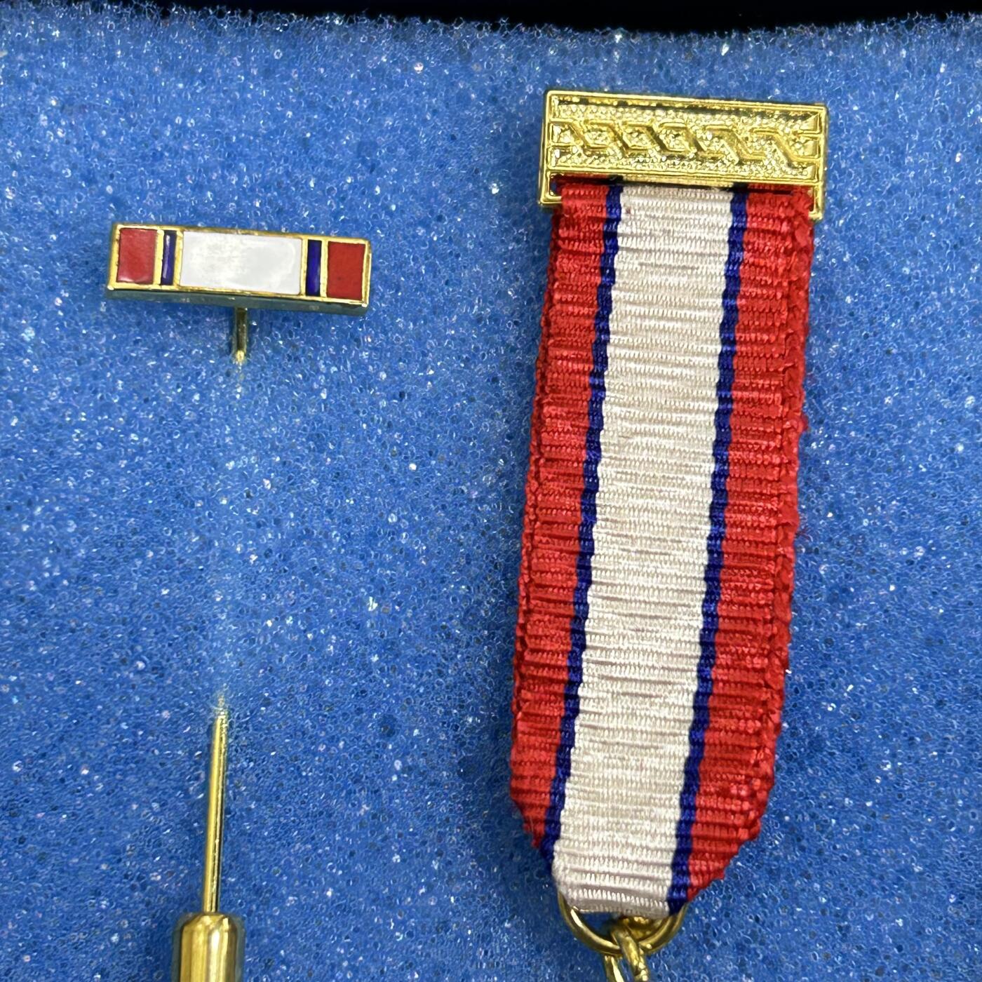 西秦中古拍卖第七十七期 2026马年新春专场 本场拍品年初九发出 民国青天白日勋章迷你章 带珐琅略章 后期版本 非常著名的徽章