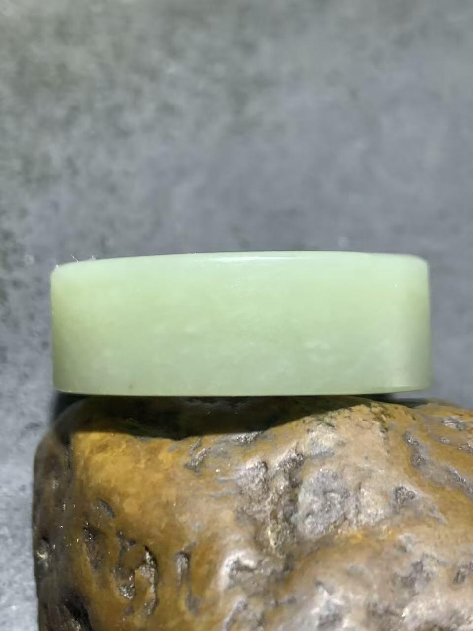 精美天然青海料和田玉扳指一个，