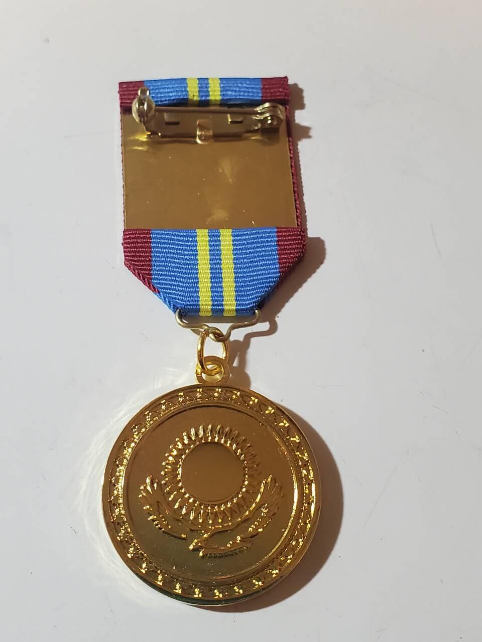 韵星假日军品类拍卖第41期 -- Rimey Holidays Militaria Auction 41 哈萨克斯坦共和国议会服务三十年奖章 铜镀金 极品品相 非常少见的奖章和国家 非常厚重制作精良