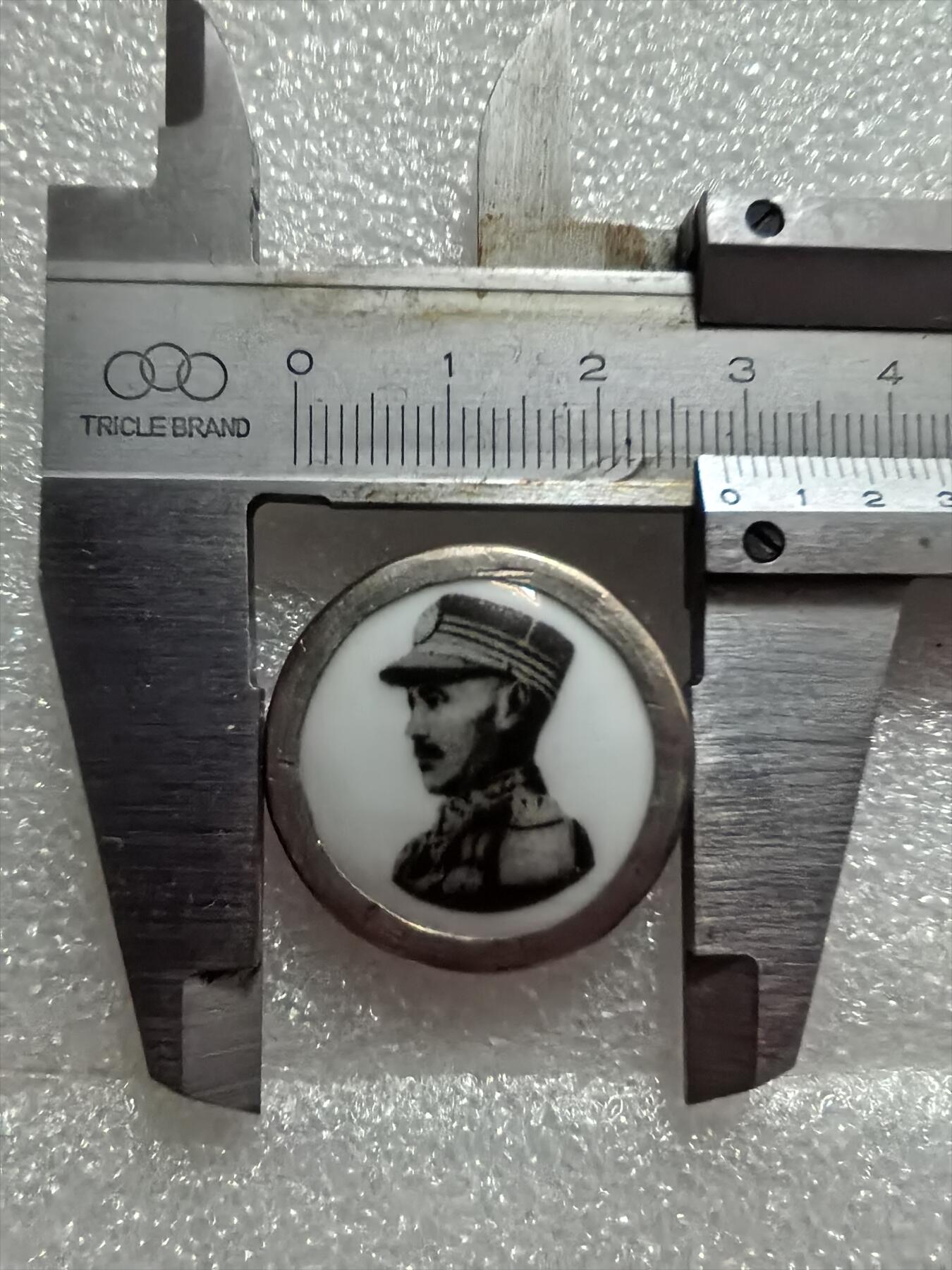 稀少五十年代纽扣章，银包铜，品见图自定，实物拍摄，按图发货，看好再拍