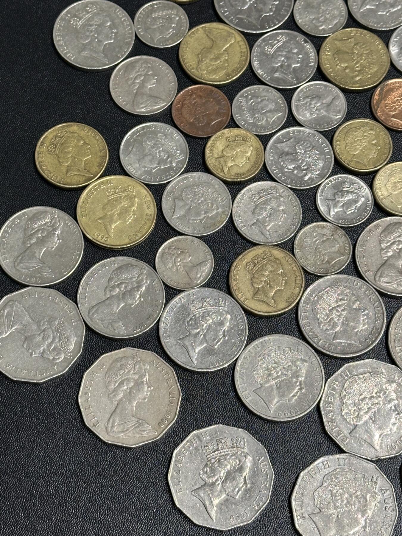 《外钞收藏家》第六百一十一期（农历新年第一场/快递恢复正常再发货）（长期征集拍品、欢迎藏友们联系合作） 全女王硬币几十枚一起 如图