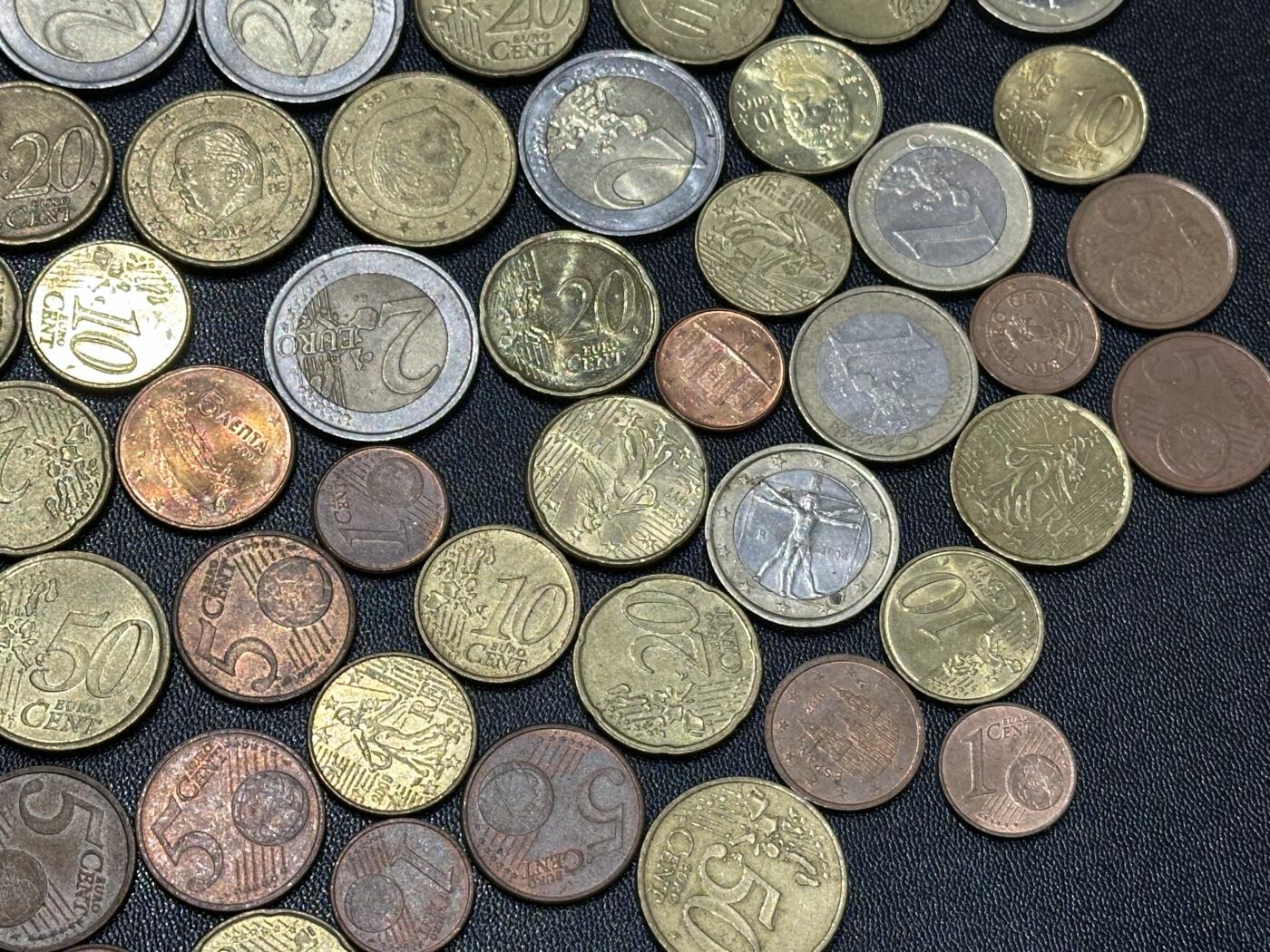 《外钞收藏家》第六百一十一期（农历新年第一场/快递恢复正常再发货）（长期征集拍品、欢迎藏友们联系合作） 欧元各面额硬币几十枚一起