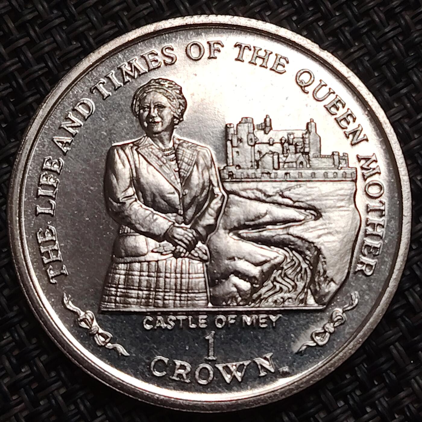 布加迪🐬～世界钱币(上海)🌾第 276 期 /  各国套币和散币 马恩岛 2002年 1克朗 女王母亲和梅城堡纪念克朗币