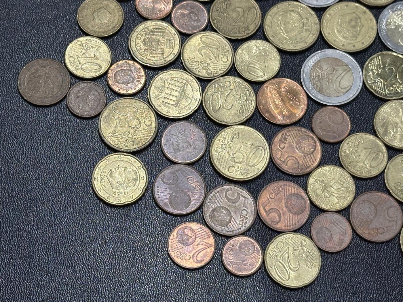 《外钞收藏家》第六百一十一期（农历新年第一场/快递恢复正常再发货）（长期征集拍品、欢迎藏友们联系合作） 欧元各面额硬币几十枚一起