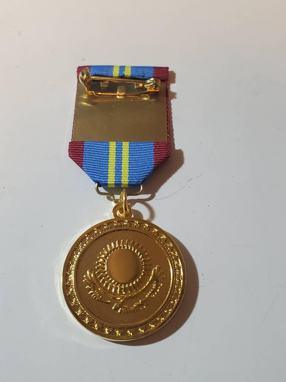 韵星假日军品类拍卖第41期 -- Rimey Holidays Militaria Auction 41 哈萨克斯坦共和国议会服务三十年奖章 铜镀金 极品品相 非常少见的奖章和国家 非常厚重制作精良