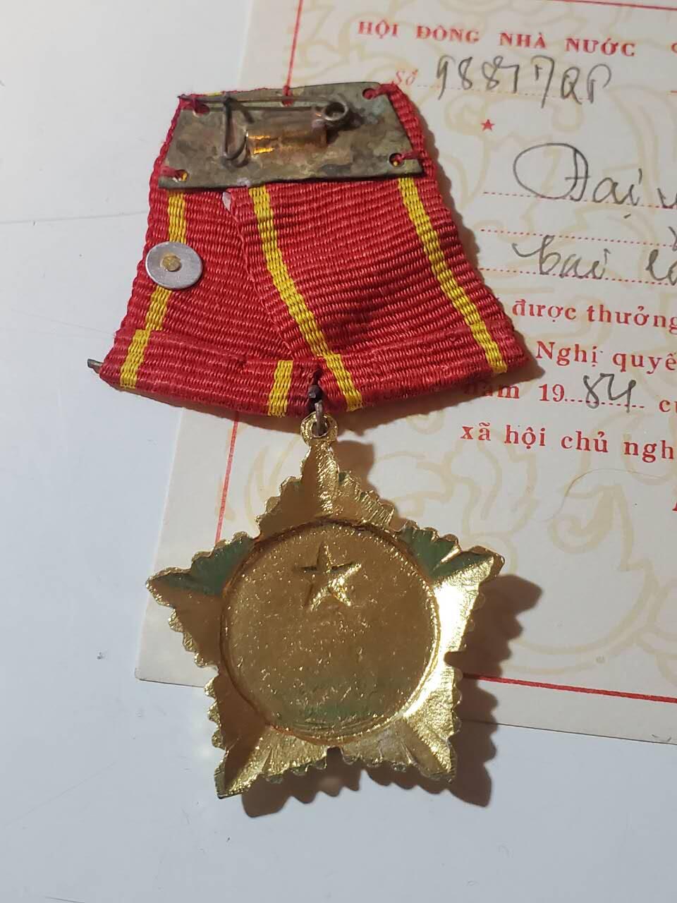 韵星假日军品类拍卖第41期 -- Rimey Holidays Militaria Auction 41 越南社会主义共和国一级抗战勋章带证书一套 品相很好 越战时期抗美事迹 